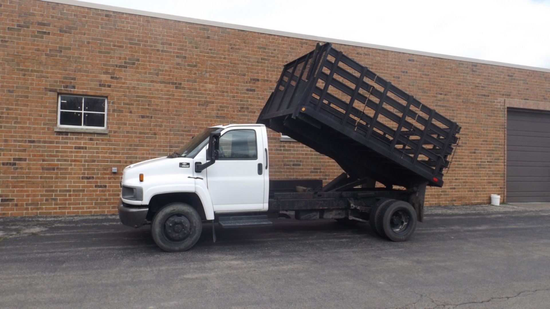CHEVROLET C4500 12' S/A STAKE SIDE FLAT BED TRUCK VIN: 1GBE4C1E45F501990 (2005) 8 CYL., A/T, 15' - Image 3 of 7