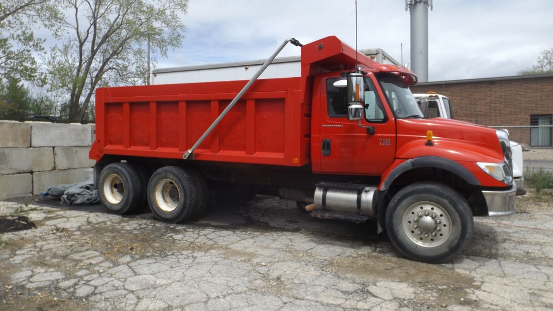 ** ITEM REMOVED FROM SALE ** INTERNATIONAL 7500 15 FT T/A DUMP TRUCK - Image 4 of 7