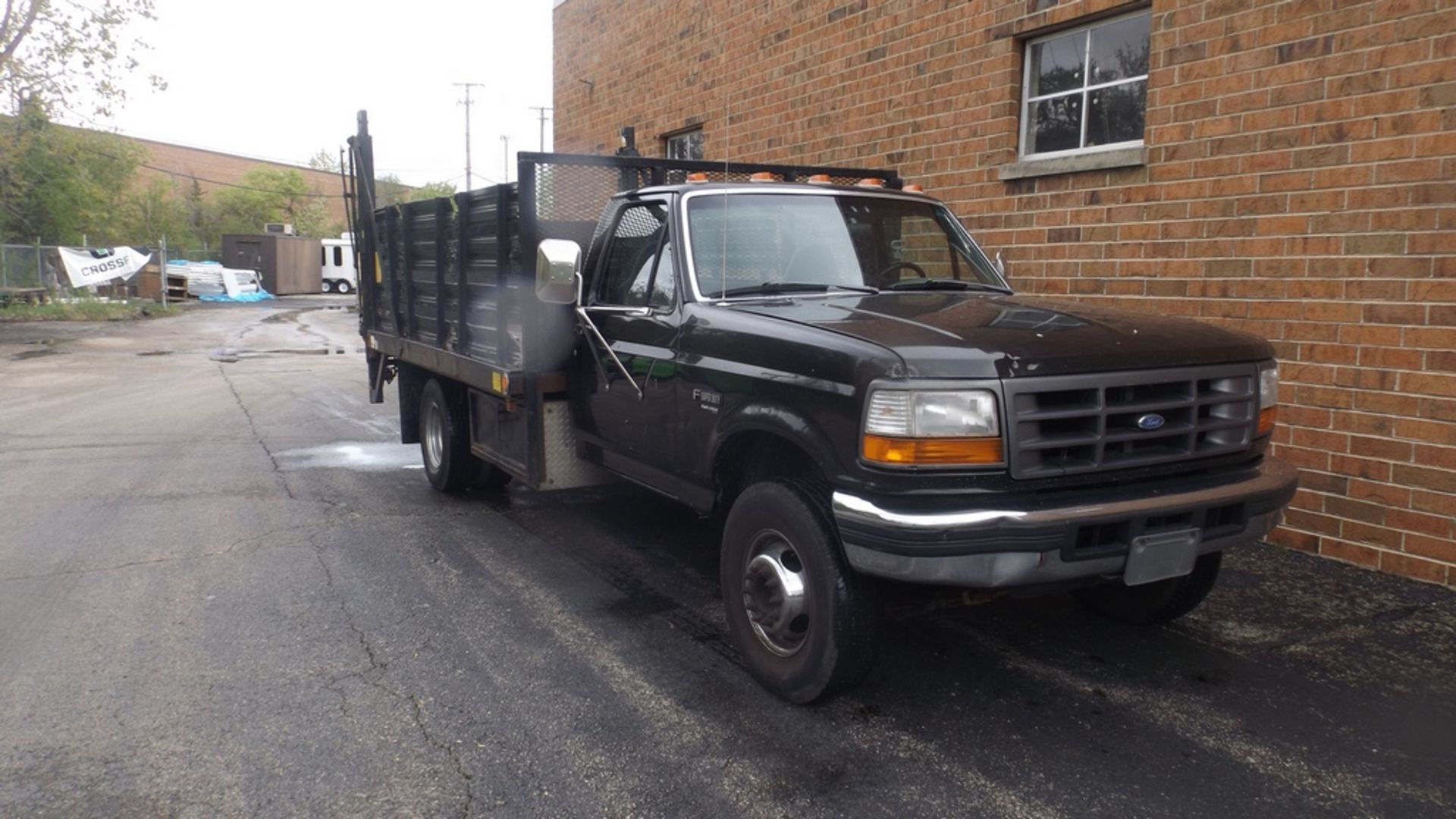 FORD F-SERIES SUPER DUTY 12' S/A STAKE SIDE FLAT BED TRUCK VIN: 3FELF47F1VMA63486 (1997) V8 - Image 2 of 10