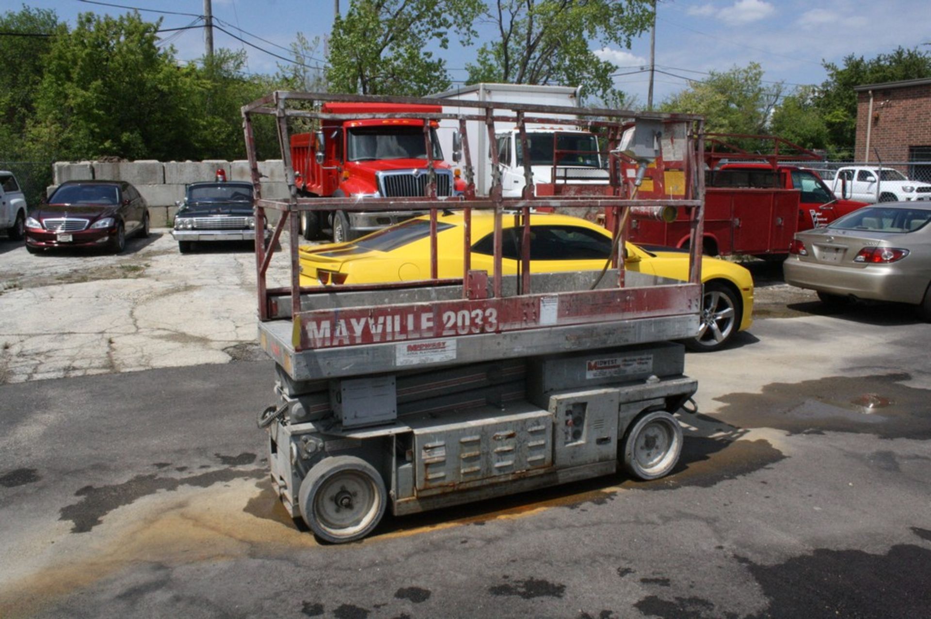 MAYVILLE MODEL 2033 ELECTRIC SCISSOR LIFT W/BUILT IN CHARGER, 697 HOURS ON METER