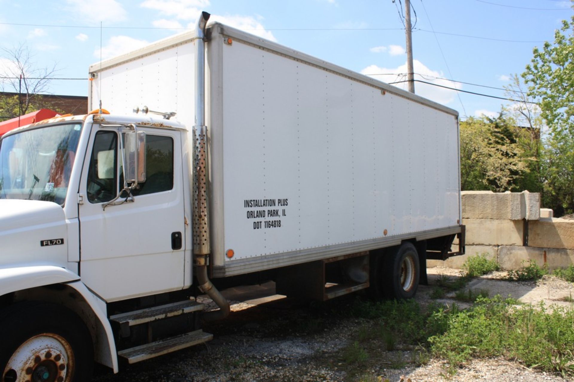 FREIGHTLINER FL70 22 FT S/A BOX TRUCK VIN: 1FV6HFAC1TL794271 (1996) CUMMINS 6 CYL, 5 SPD, 22 FT BOX, - Image 3 of 6