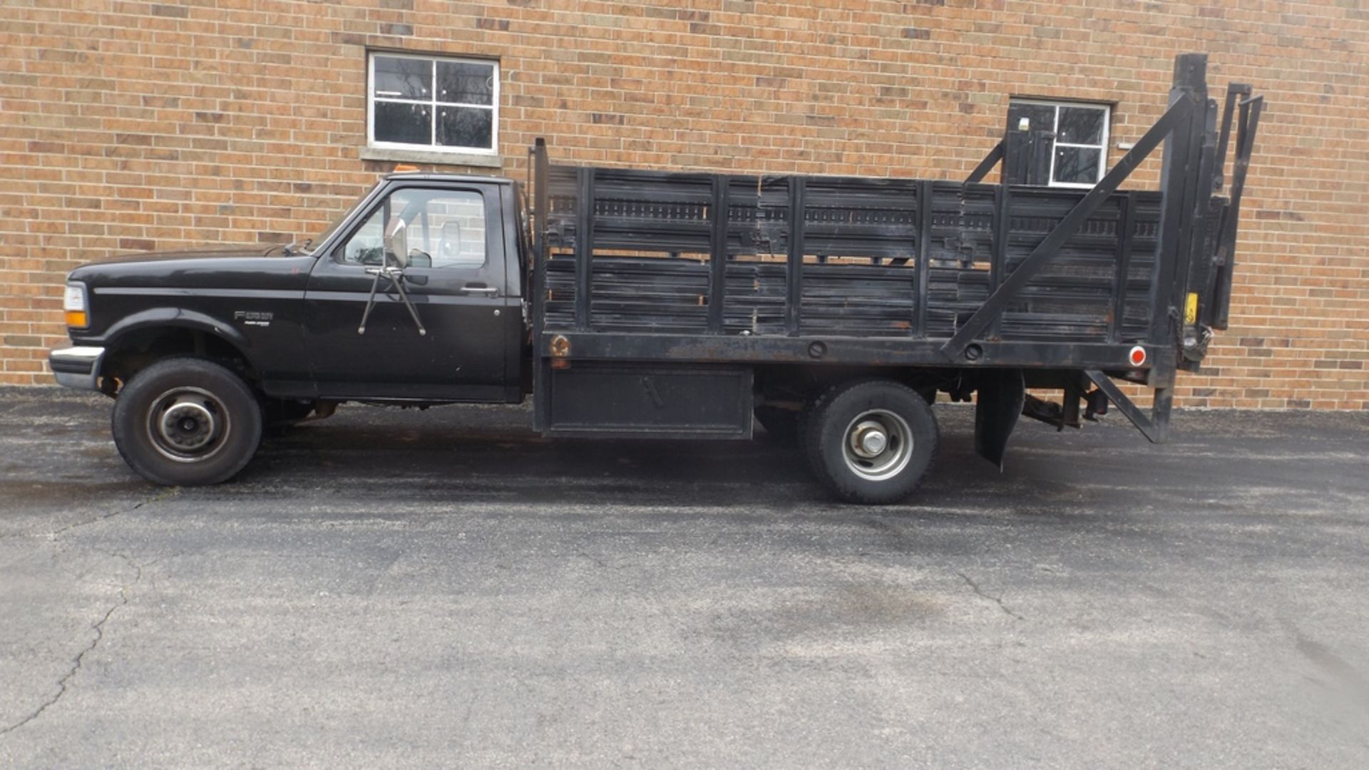 FORD F-SERIES SUPER DUTY 12' S/A STAKE SIDE FLAT BED TRUCK VIN: 3FELF47F1VMA63486 (1997) V8 - Image 3 of 10