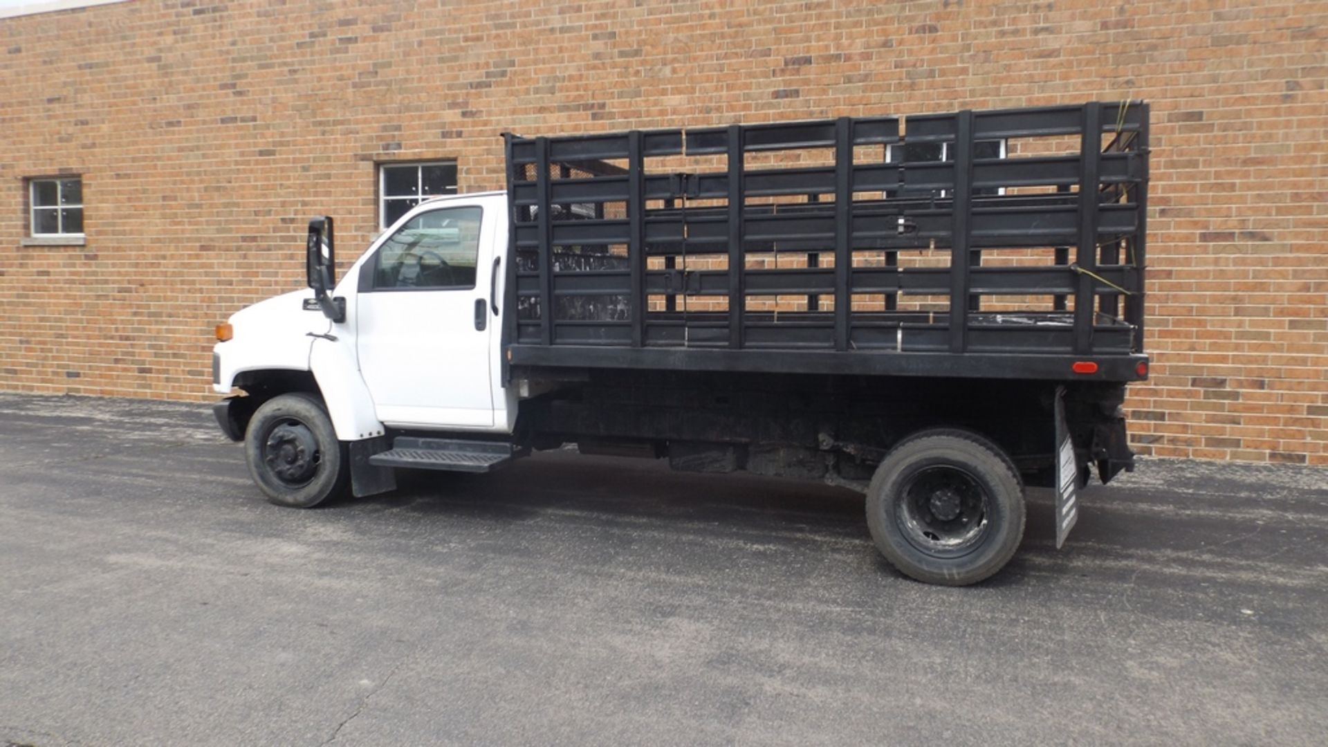 CHEVROLET C4500 12' S/A STAKE SIDE FLAT BED TRUCK VIN: 1GBE4C1E45F501990 (2005) 8 CYL., A/T, 15'