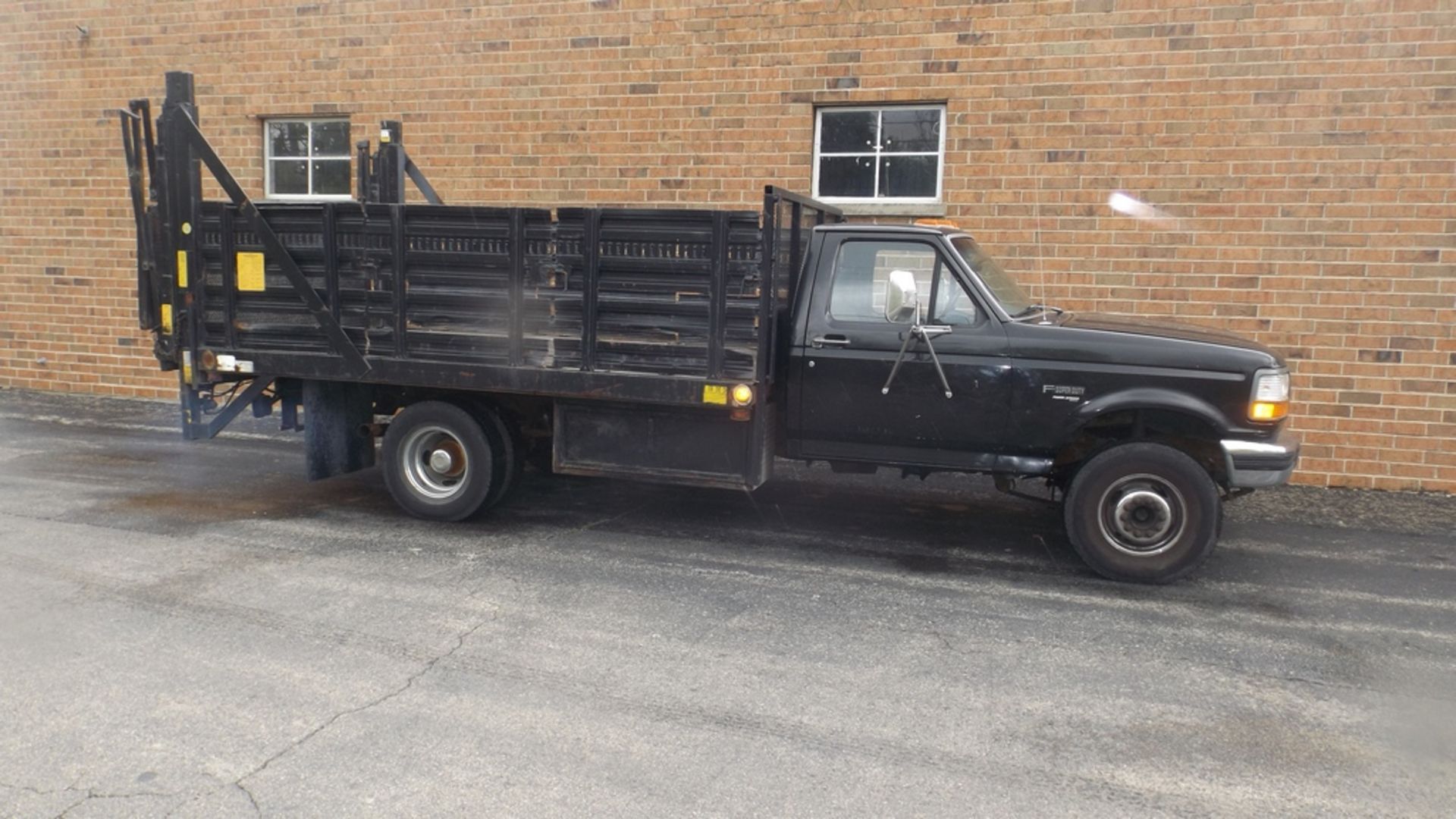 FORD F-SERIES SUPER DUTY 12' S/A STAKE SIDE FLAT BED TRUCK VIN: 3FELF47F1VMA63486 (1997) V8