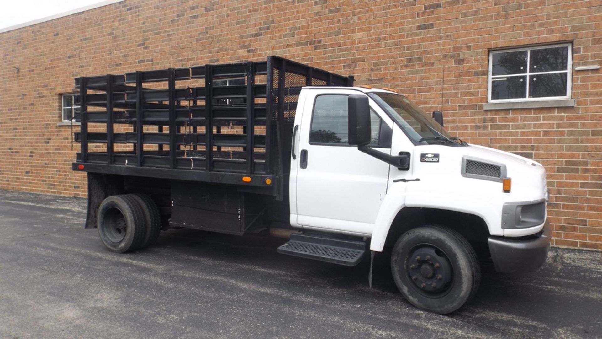 CHEVROLET C4500 12' S/A STAKE SIDE FLAT BED TRUCK VIN: 1GBE4C1E45F501990 (2005) 8 CYL., A/T, 15' - Image 4 of 7