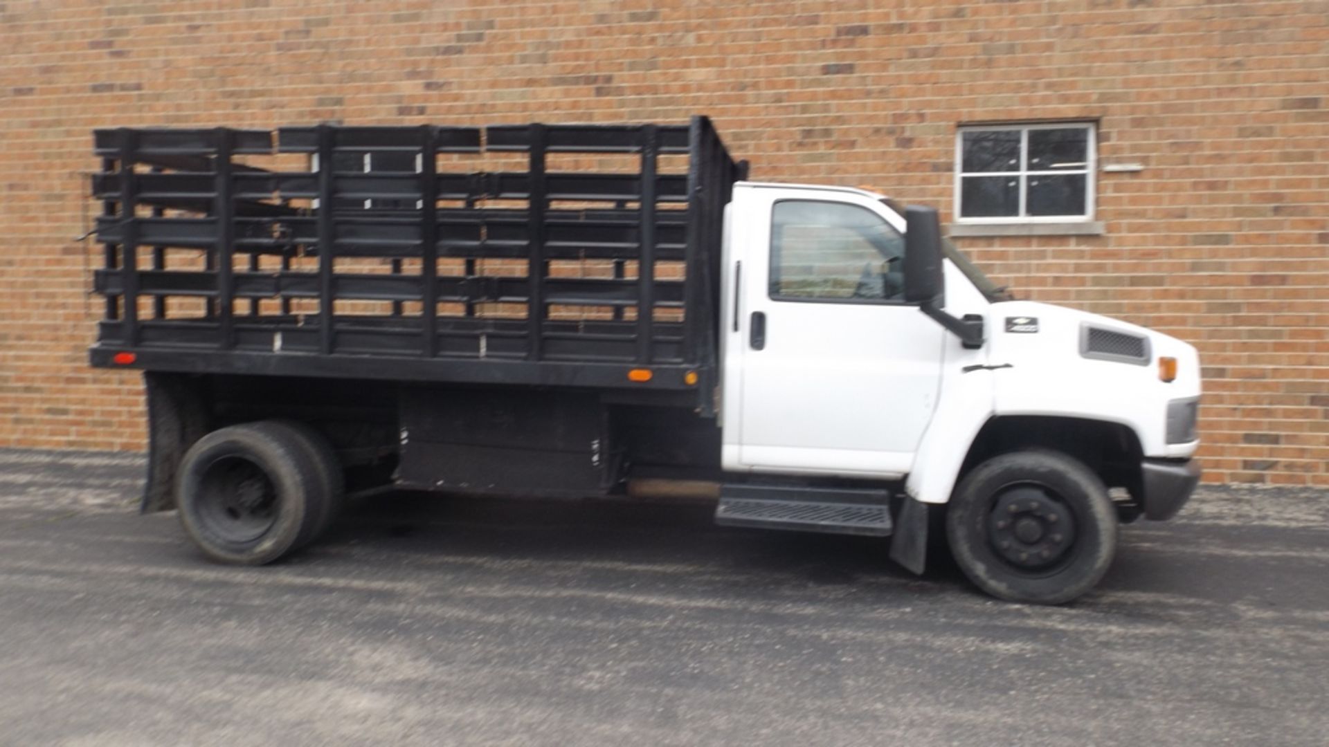 CHEVROLET C4500 12' S/A STAKE SIDE FLAT BED TRUCK VIN: 1GBE4C1E45F501990 (2005) 8 CYL., A/T, 15' - Image 5 of 7