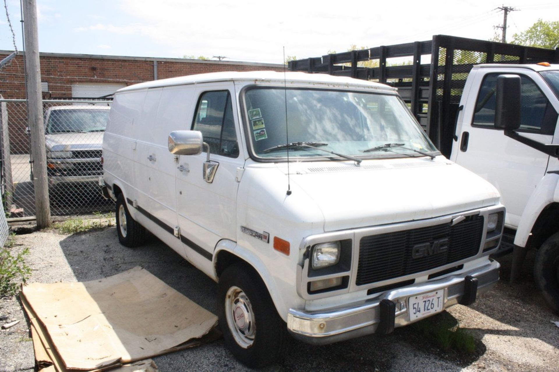 GMC VANDURA 2500 VAN VIN: 2GTEG25H5P4500227 ( ) V8, A/T, NO BENCHES. ODOMETER SHOWS: 141,345 - Image 2 of 6