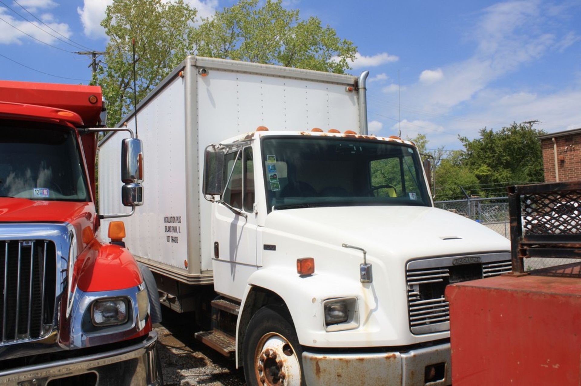 FREIGHTLINER FL70 22 FT S/A BOX TRUCK VIN: 1FV6HFAC1TL794271 (1996) CUMMINS 6 CYL, 5 SPD, 22 FT BOX, - Image 2 of 6