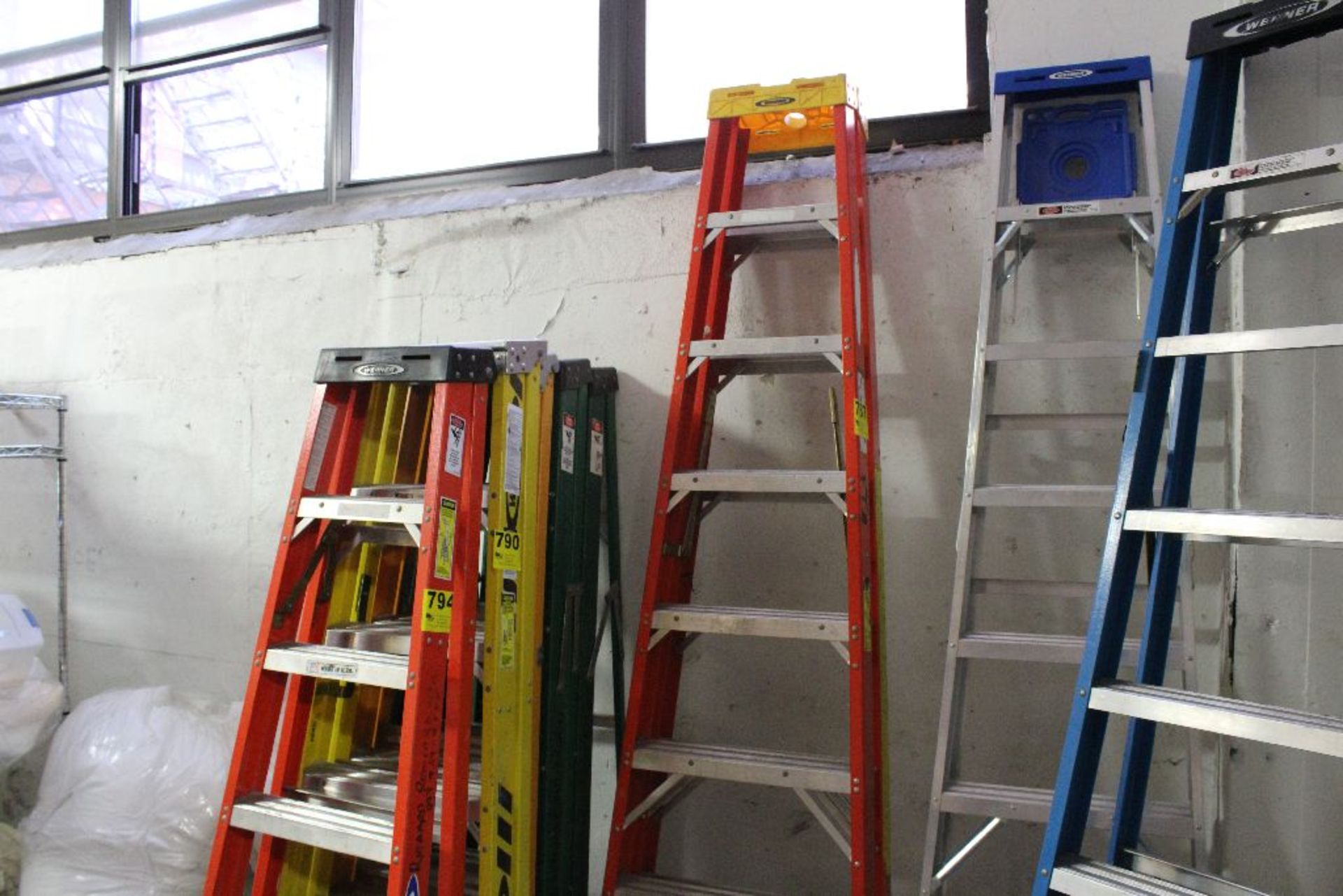 8' FIBERGLASS DOUBLE SIDED LADDER