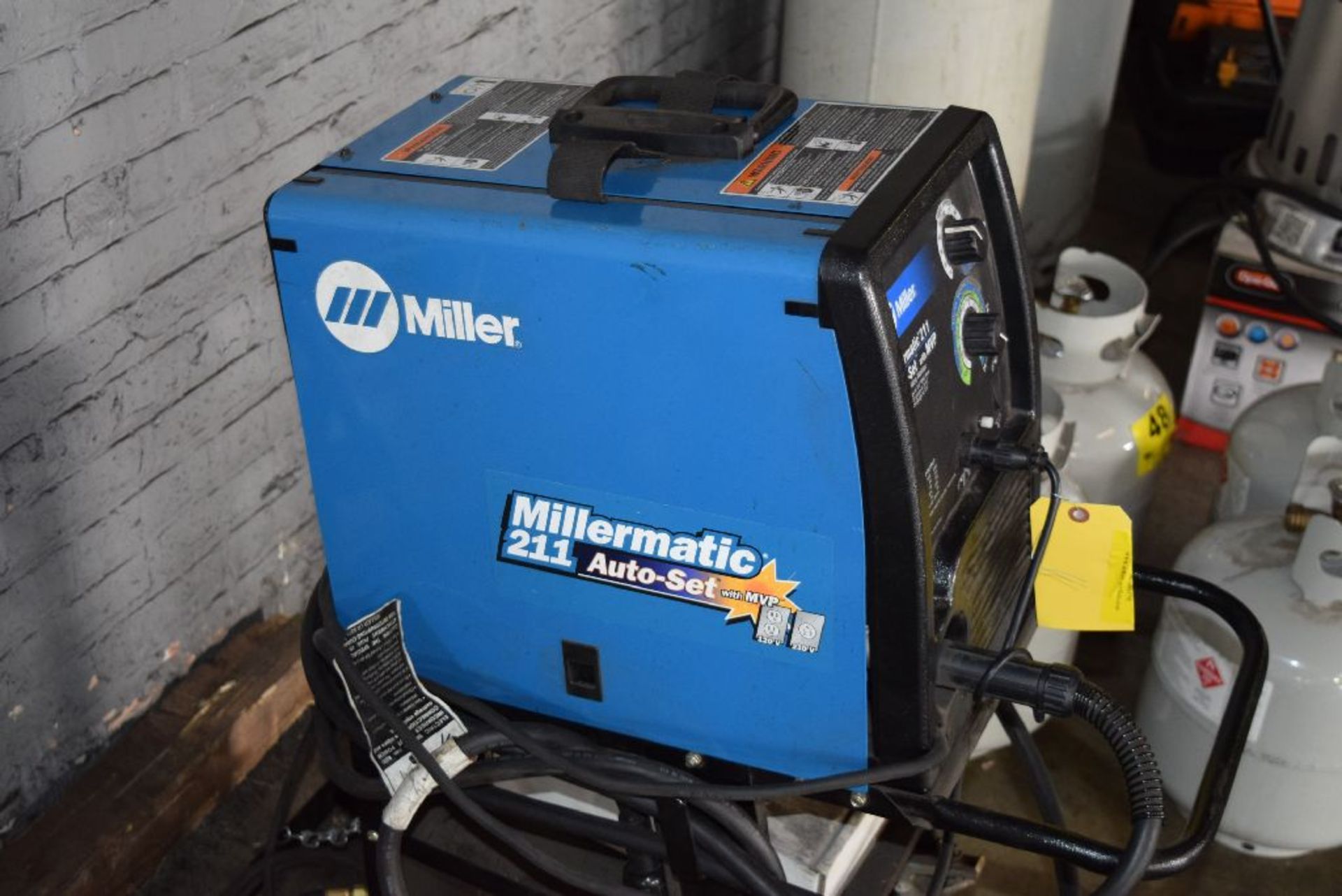 MILLER MODEL MILLERMATIC 211 230 AMP 120V/240V PORTABLE MIG WELDER, AUTO-SET W/MVP S/N: ME220616N W/ - Image 3 of 5