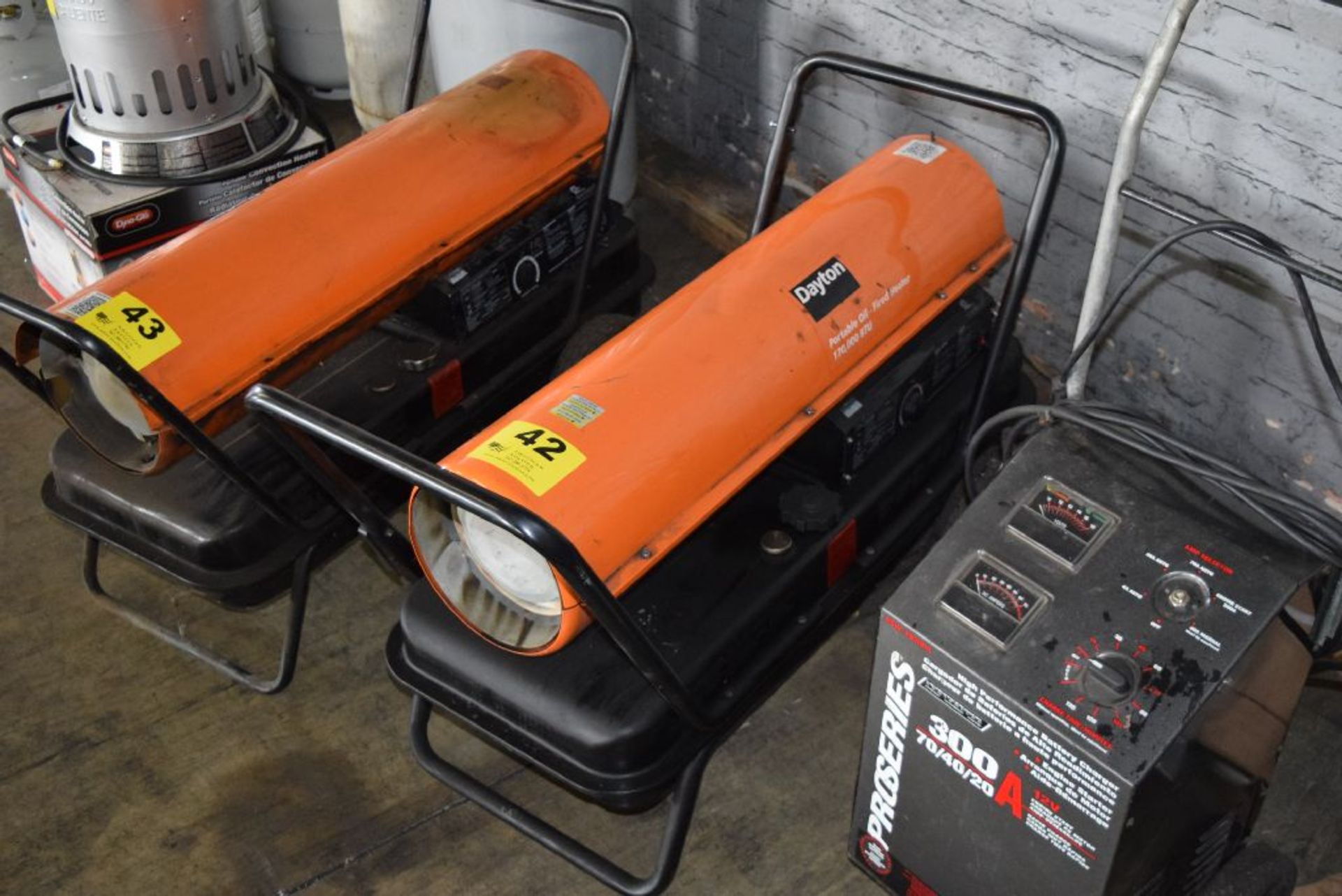 DAYTON 170,000 BTU PORTABLE OIL FIRED TORPEDO STYLE HEATER