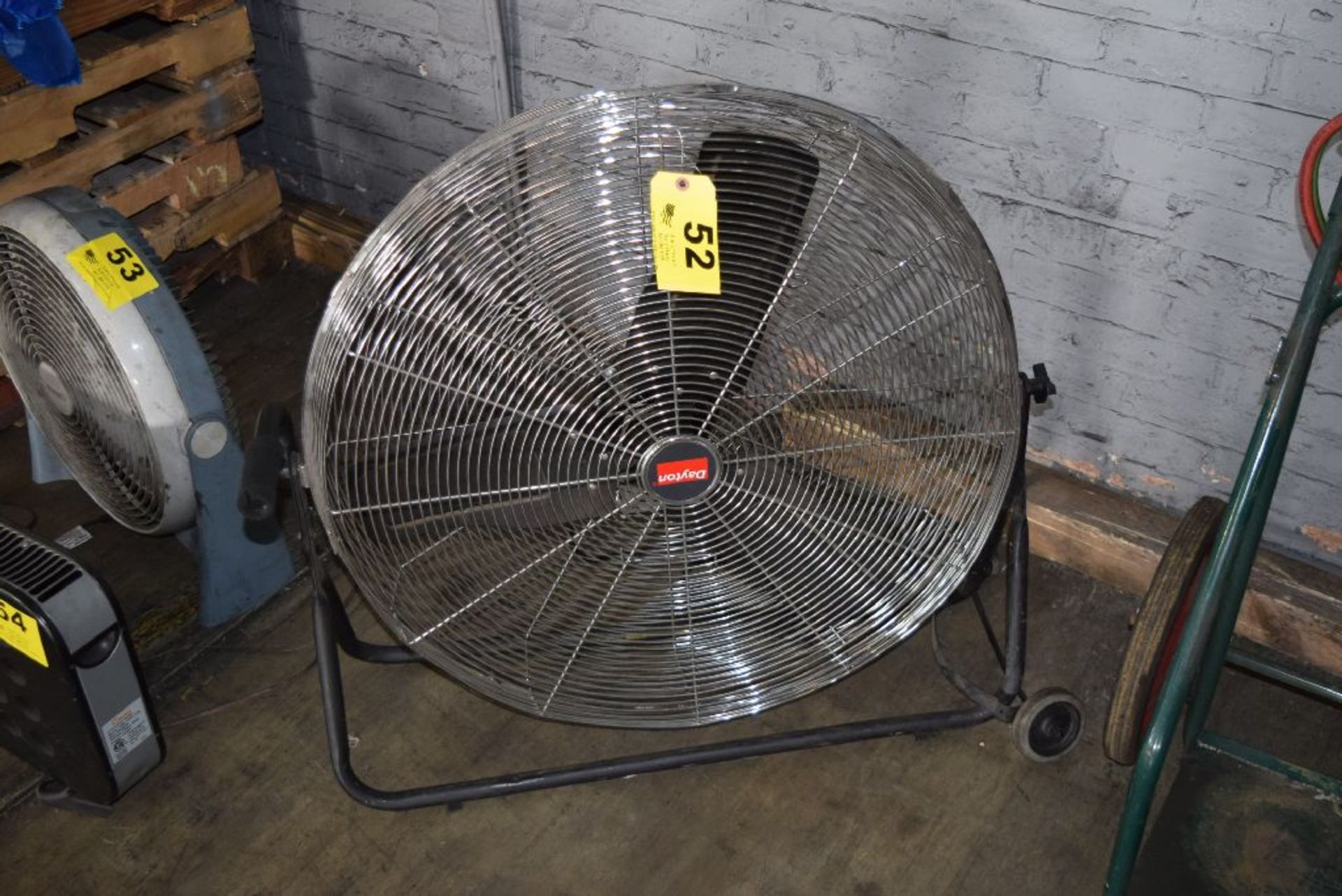 DAYTON 32" DIA. PORTABLE ELECTRIC FAN