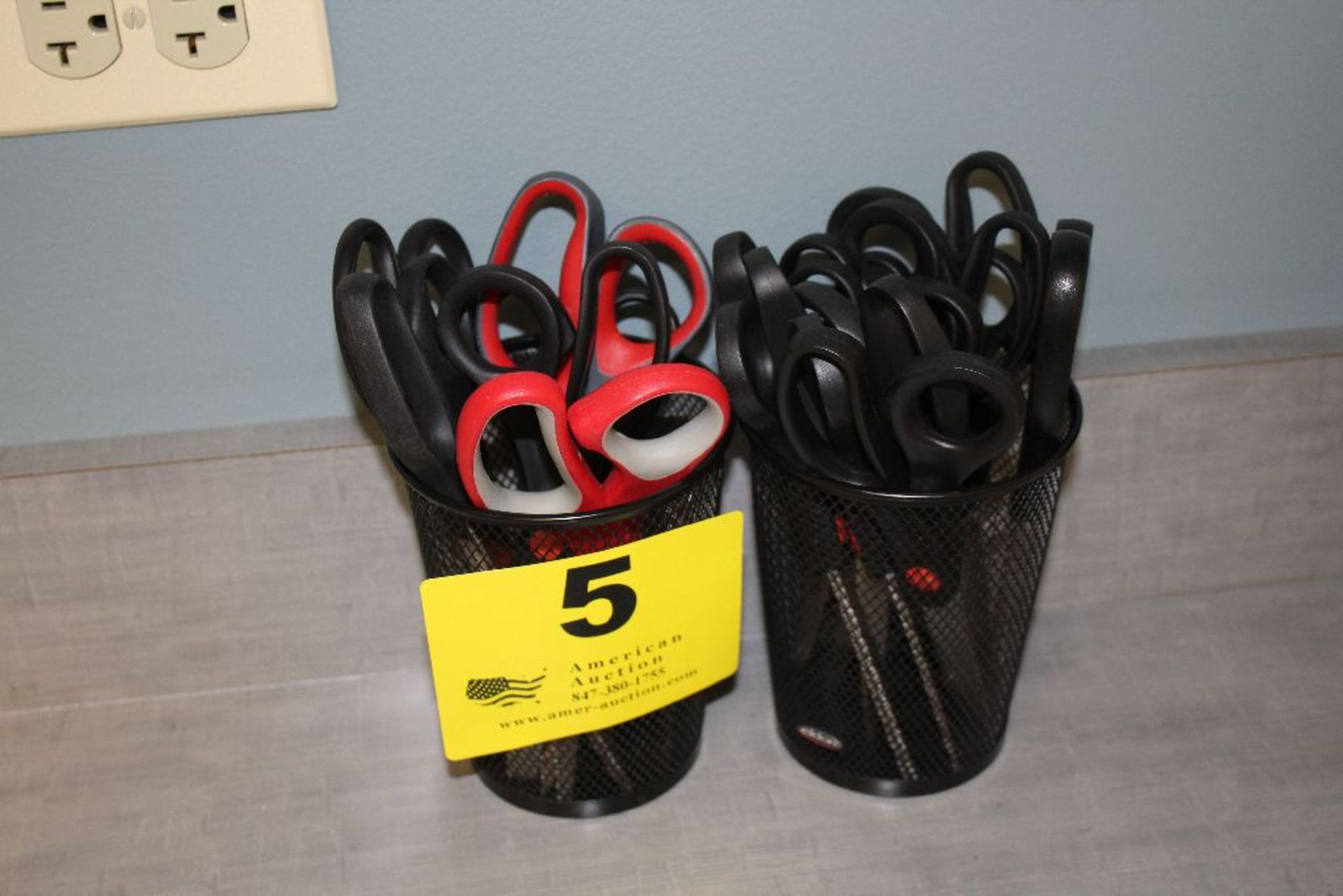 LARGE QUANTITY OF SCISSORS