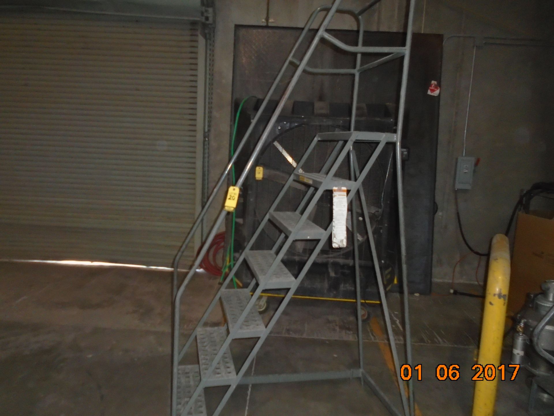 7-STEP STAIR LADDER (NO CASTERS)