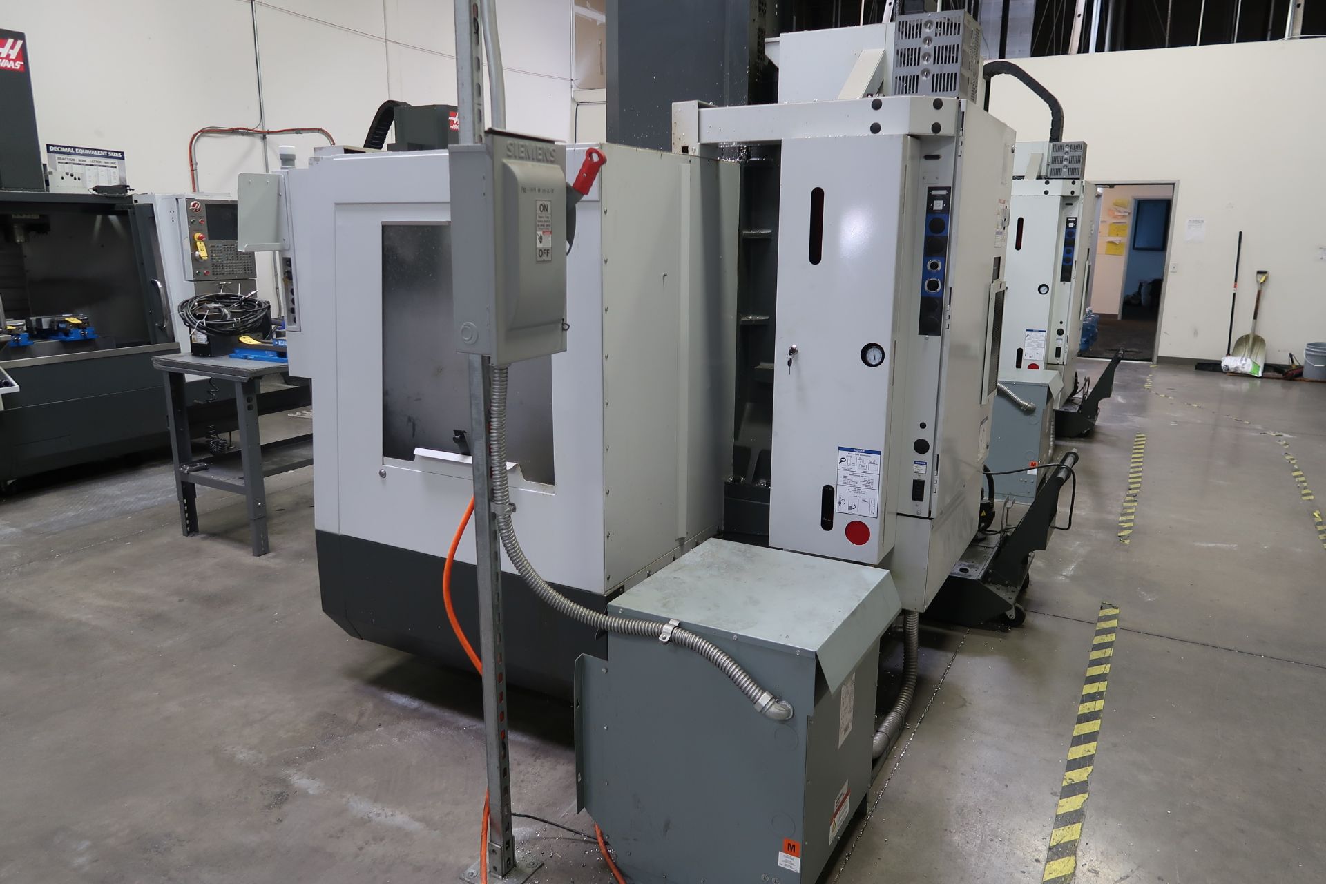 2014 HAAS VF-2SS CNC VERTICAL MACHINING CENTER, CHIP AUGER, PROGRAMMABLE COOLANT, 24 TOOL ATC, SN. - Image 9 of 10