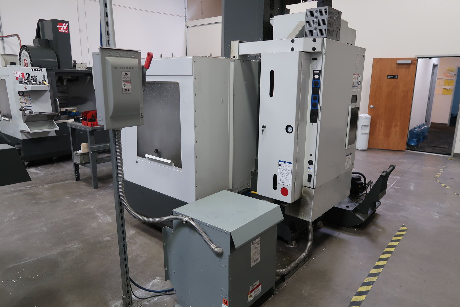 2014 HAAS VF-2SS CNC VERTICAL MACHINING CENTER, CHIP AUGER, PROGRAMMABLE COOLANT, 24 TOOL ATC, SN. - Image 8 of 10