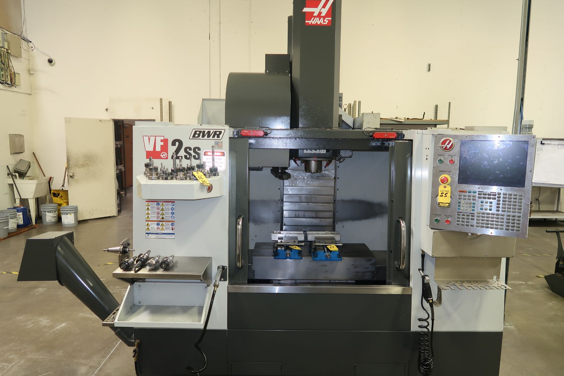 2014 HAAS VF-2SS CNC VERTICAL MACHINING CENTER, CHIP AUGER, PROGRAMMABLE COOLANT, 24 TOOL ATC, SN.