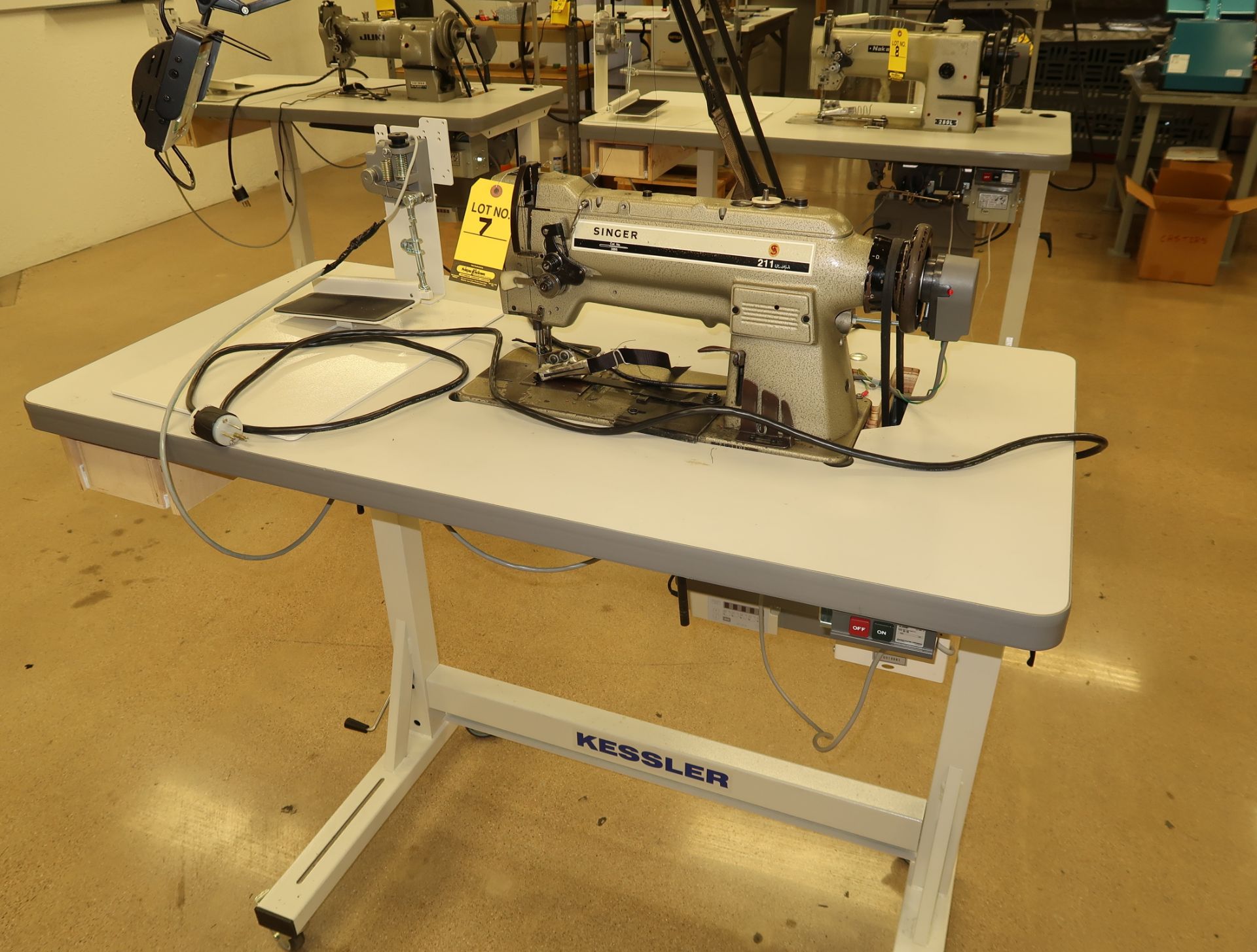 SINGER 211 U566A BINDER SEWING MACHINE 3/4" FOLDER, WALKING FOOT, LIMI SERVO NEEDLE POSITIONER W/ - Image 5 of 5