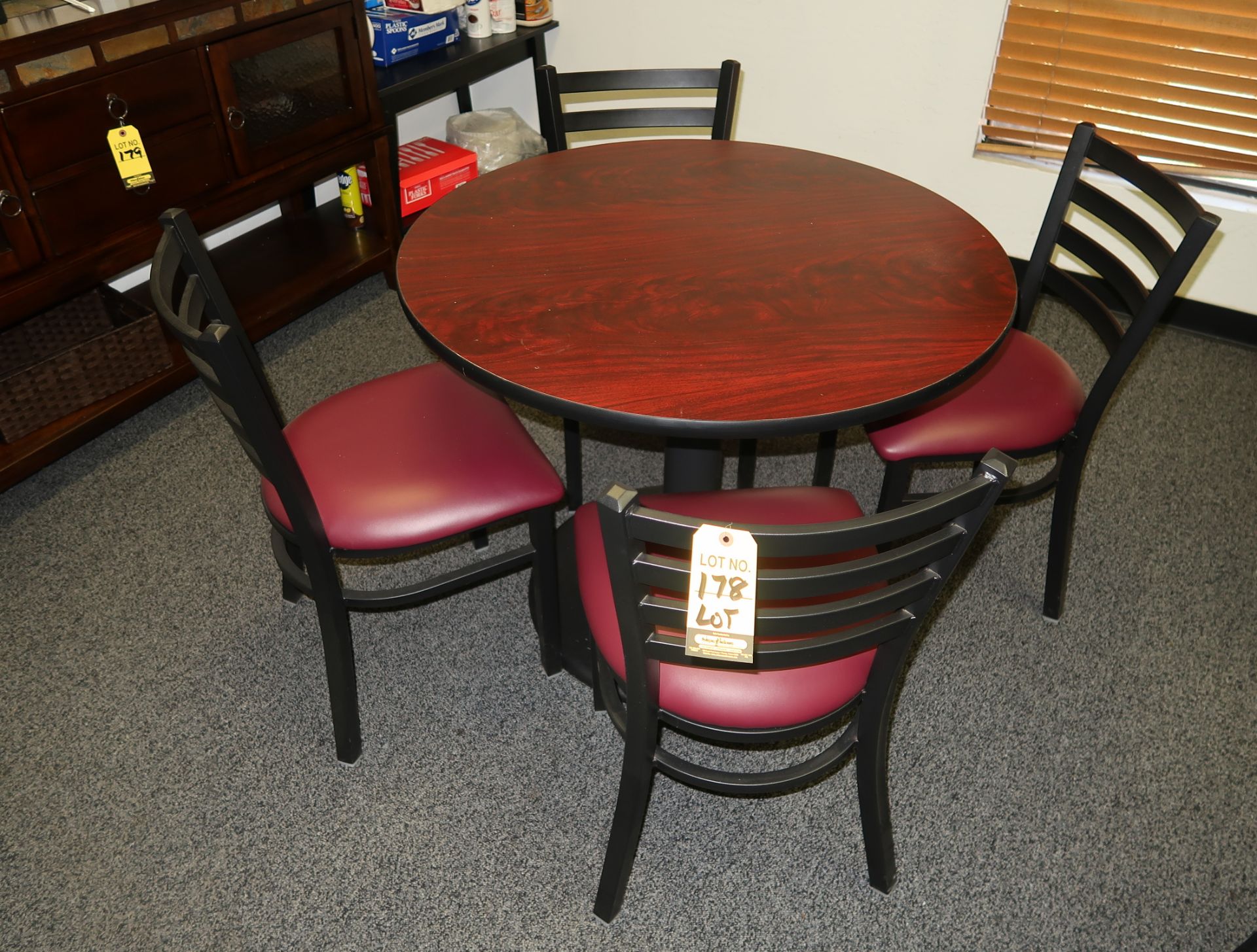LOT ROUND TABLE W/4-CHAIRS