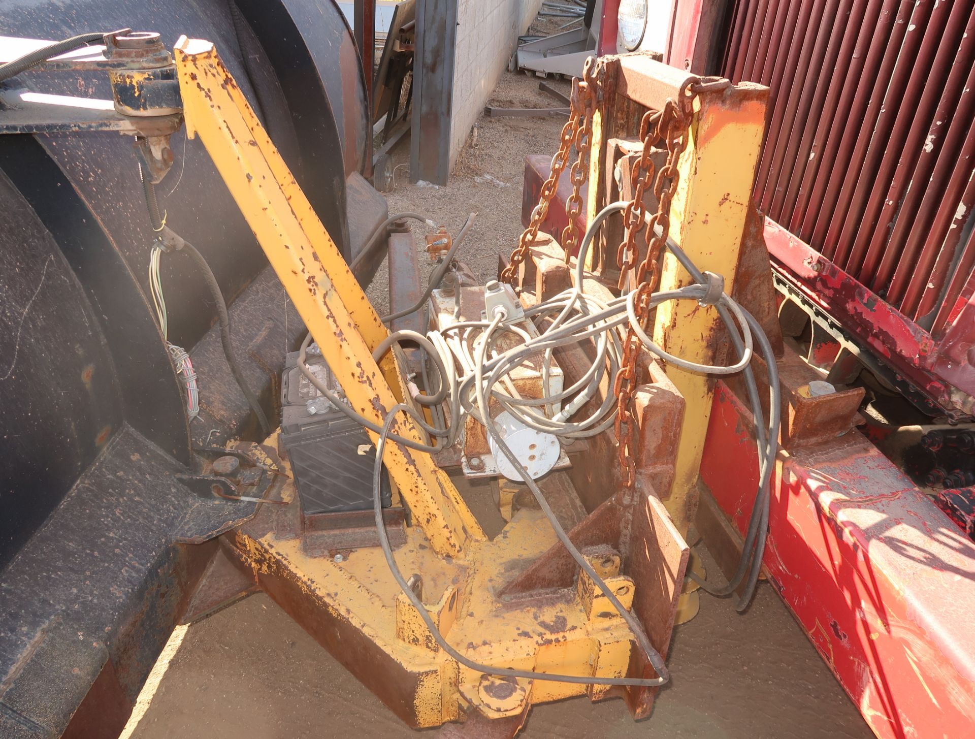 1980 MACK R747S TANDEM AXLE TRUCK TRACTOR W/12' HYD. PLOW W/REMOTE CUMMINS I-6, EATON FULLER 10SP, - Image 2 of 17