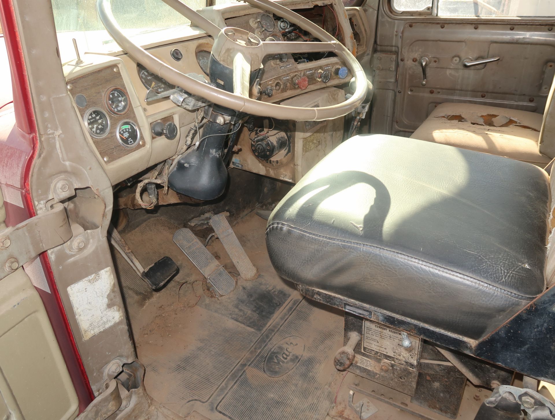 1980 MACK R747S TANDEM AXLE TRUCK TRACTOR W/12' HYD. PLOW W/REMOTE CUMMINS I-6, EATON FULLER 10SP, - Image 8 of 17