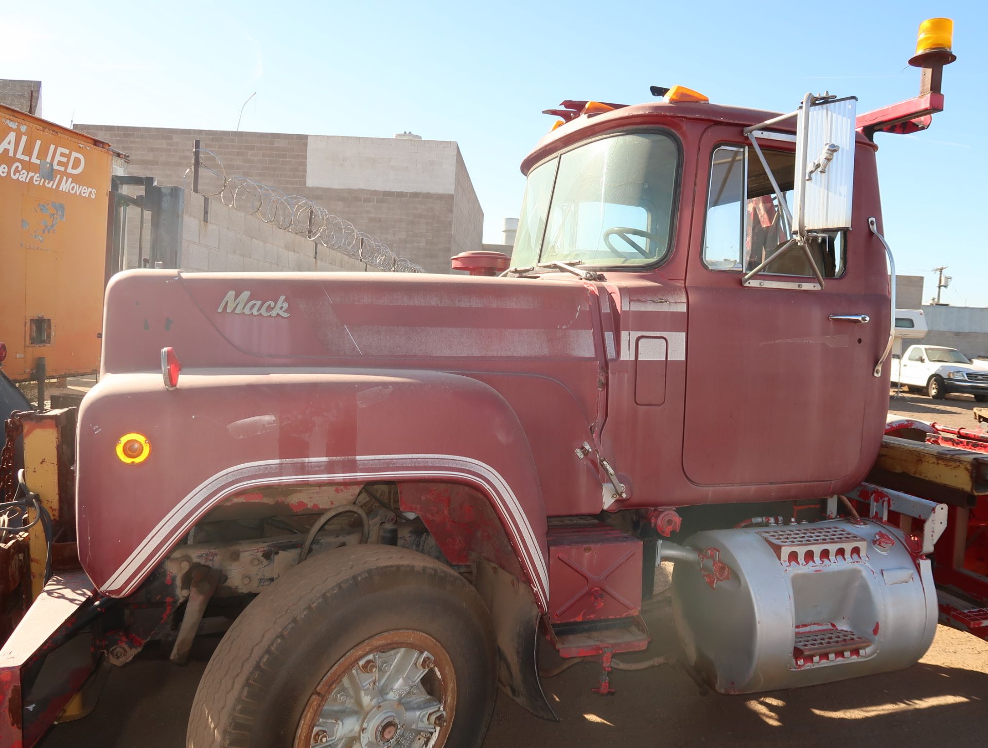 1980 MACK R747S TANDEM AXLE TRUCK TRACTOR W/12' HYD. PLOW W/REMOTE CUMMINS I-6, EATON FULLER 10SP, - Image 5 of 17