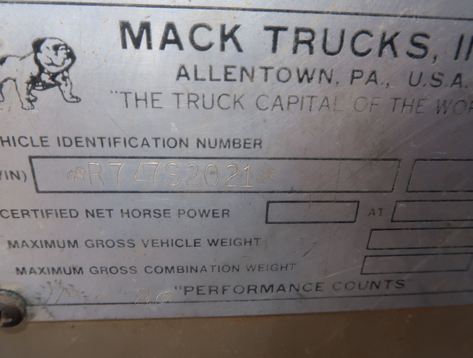 1980 MACK R747S TANDEM AXLE TRUCK TRACTOR W/12' HYD. PLOW W/REMOTE CUMMINS I-6, EATON FULLER 10SP, - Image 6 of 17