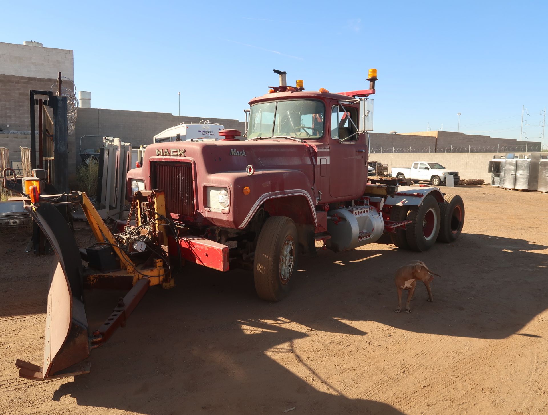 1980 MACK R747S TANDEM AXLE TRUCK TRACTOR W/12' HYD. PLOW W/REMOTE CUMMINS I-6, EATON FULLER 10SP, - Image 4 of 17