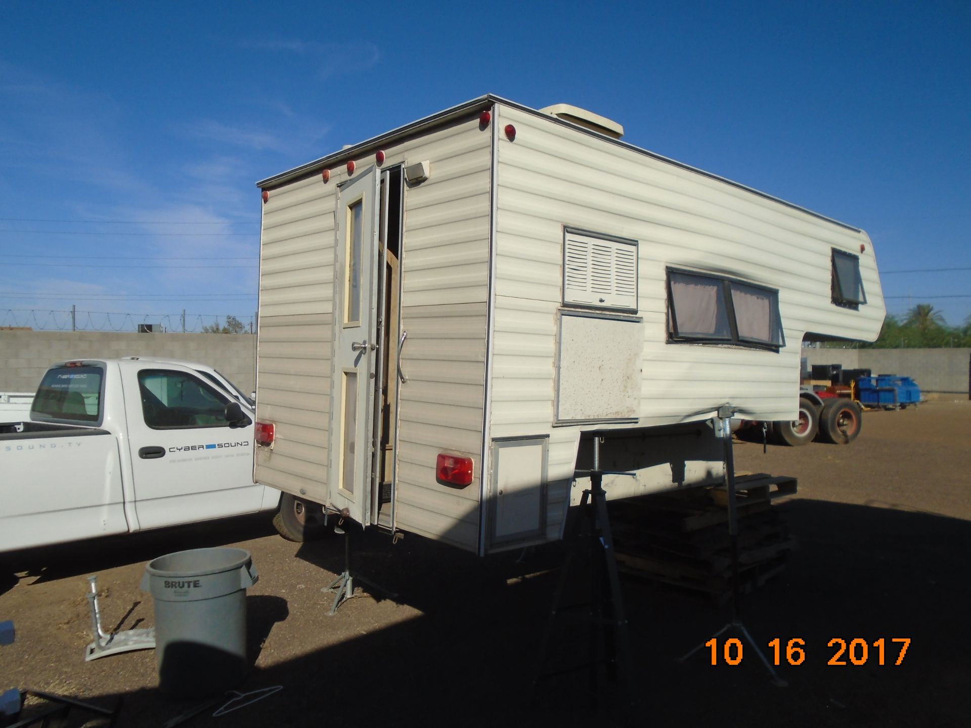 HIDE AWAY TRUCK BED CAMPER - Image 3 of 5