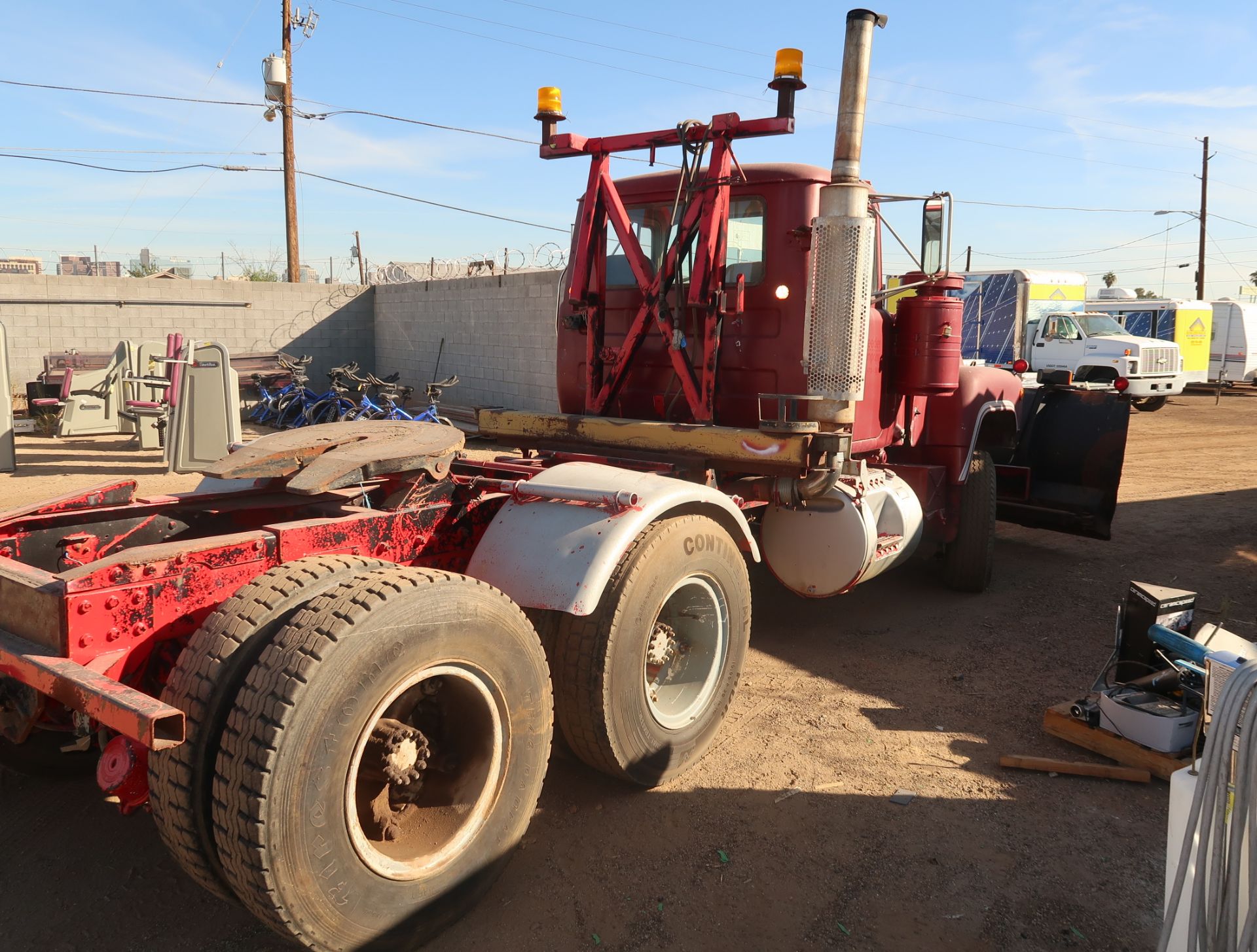 1980 MACK R747S TANDEM AXLE TRUCK TRACTOR W/12' HYD. PLOW W/REMOTE CUMMINS I-6, EATON FULLER 10SP, - Image 11 of 17