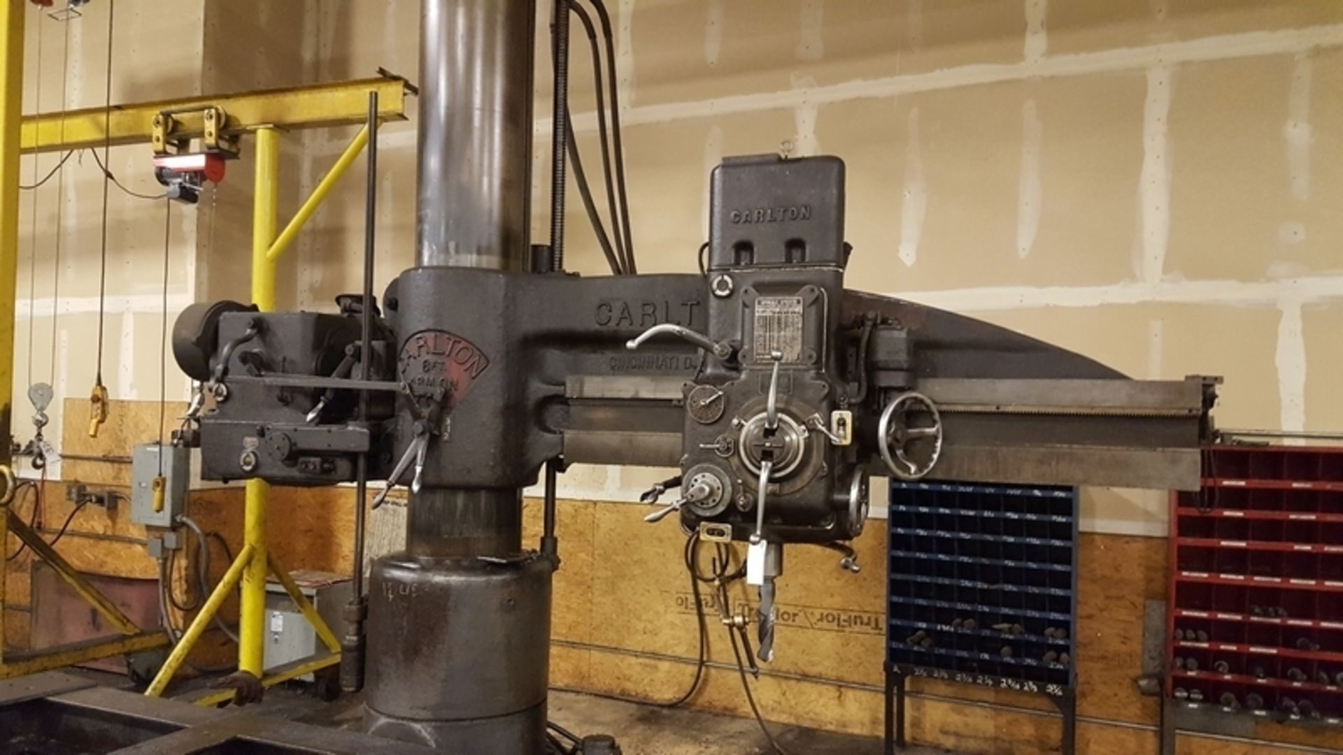 CARLTON RADIAL ARM DRILL, 15-HP DRIVE MOTOR, VARIABLE SPEED FEED RATE, HIGH/LOW GEAR BOX 25-1850,