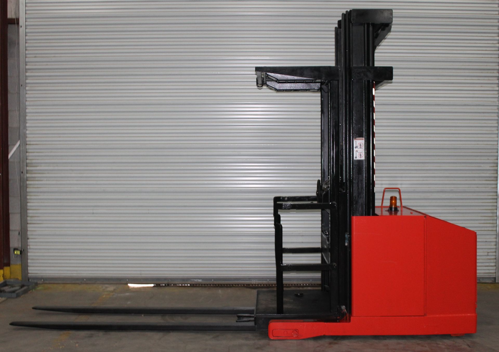 PRIME MOVER 3000 LBS. CAPACITY ORDER PICKER, (WATCH VIDEO) - Image 3 of 5