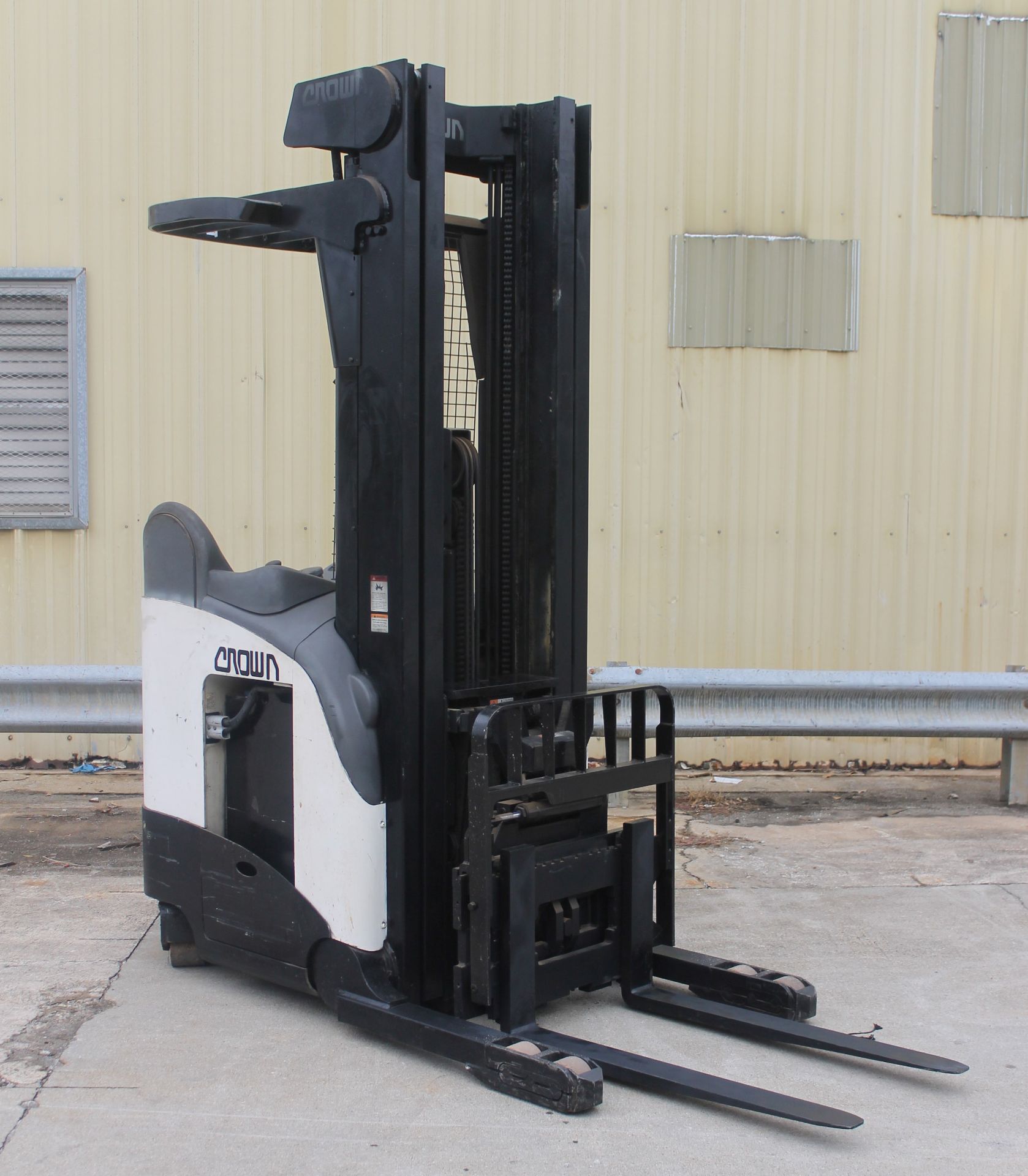 CROWN RD 5000 SERIES NARROW-AISLE REACH TRUCK, DOUBLE REACH, (WATCH VIDEO) - Image 6 of 6