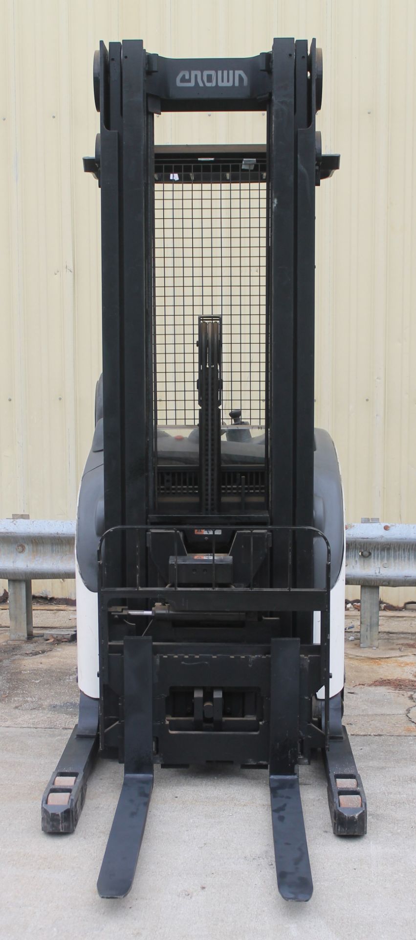 CROWN RD 5000 SERIES NARROW-AISLE REACH TRUCK, DOUBLE REACH, (WATCH VIDEO) - Image 5 of 6