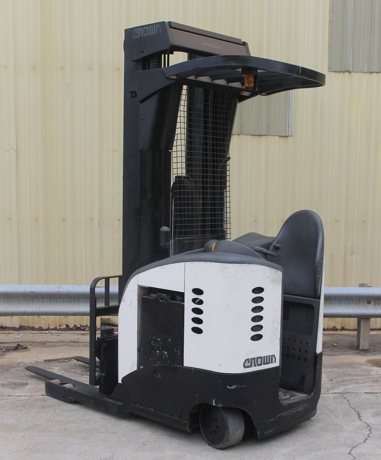 CROWN RD 5000 SERIES NARROW-AISLE REACH TRUCK, DOUBLE REACH, (WATCH VIDEO) - Image 4 of 6