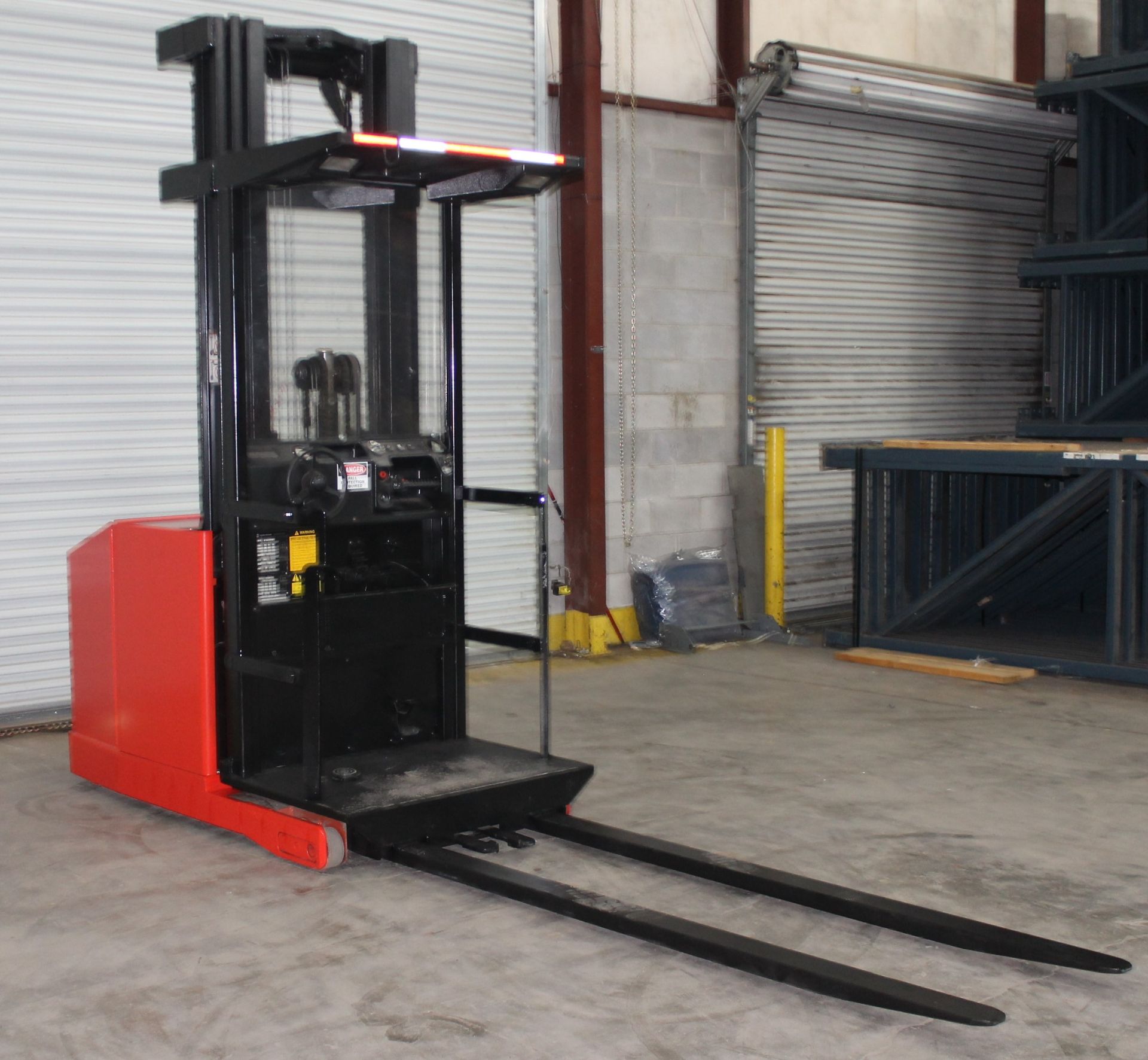 PRIME MOVER 3000 LBS. CAPACITY ORDER PICKER, (WATCH VIDEO)