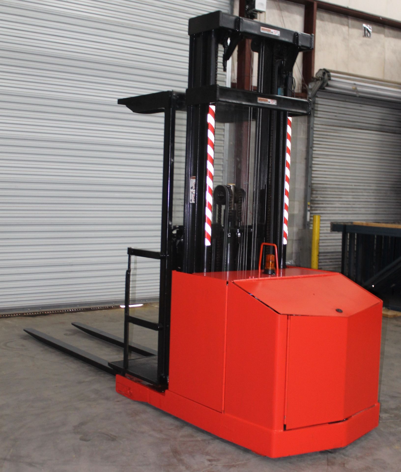 PRIME MOVER 3000 LBS. CAPACITY ORDER PICKER, (WATCH VIDEO) - Image 5 of 5