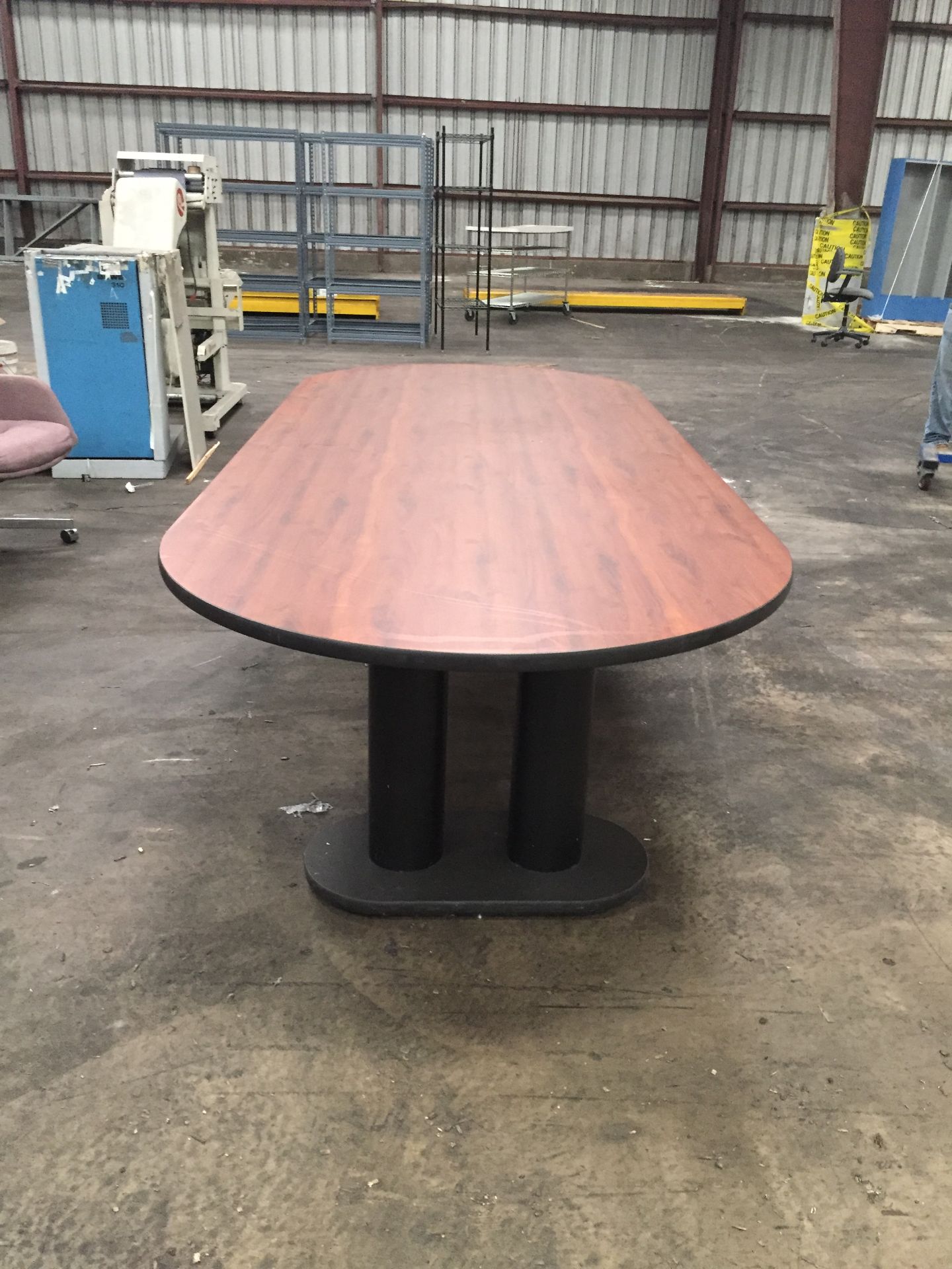 USED CONFERENCE TABLE WITH 5 CHAIRS - Image 3 of 3