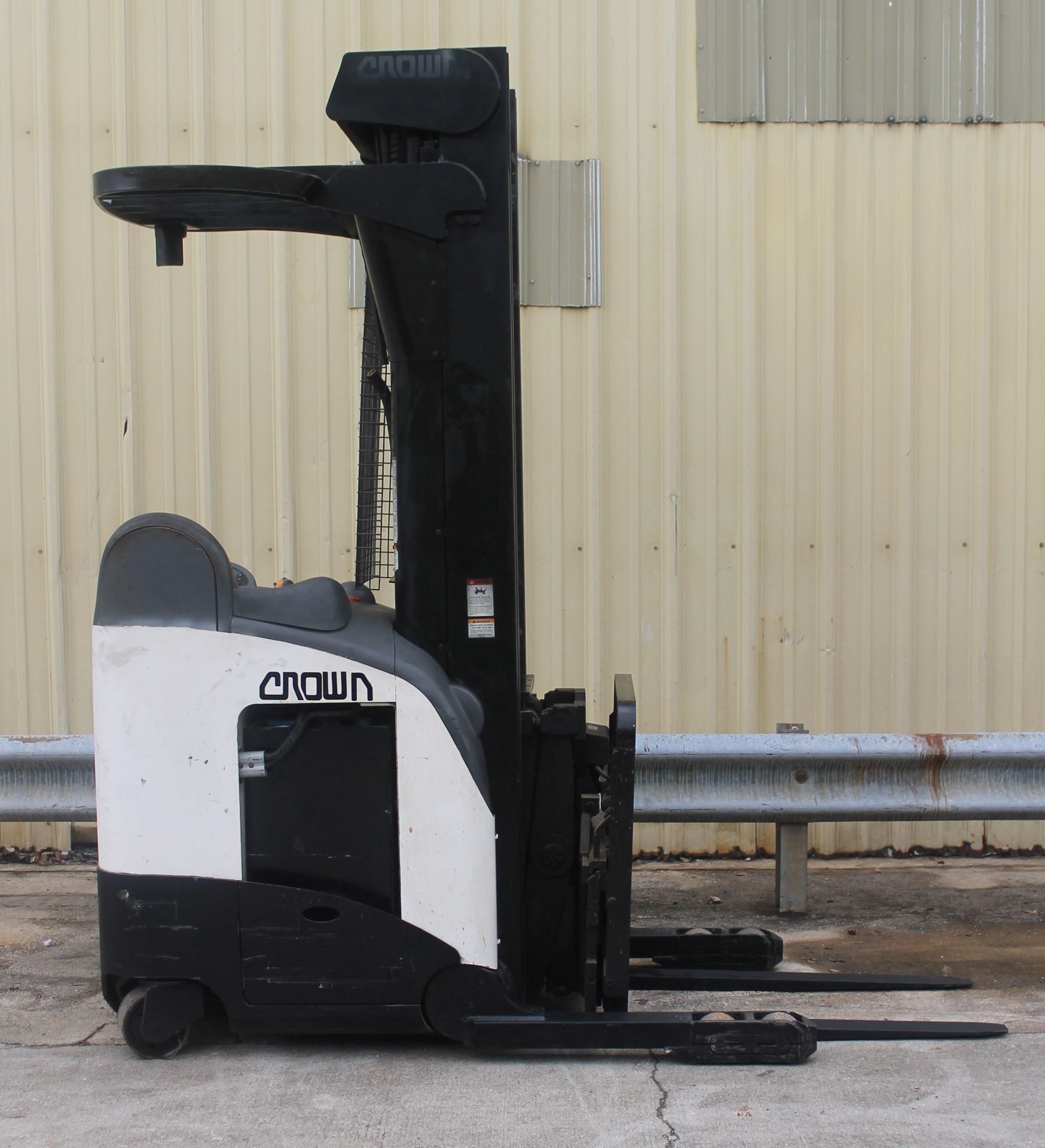 CROWN RD 5000 SERIES NARROW-AISLE REACH TRUCK, DOUBLE REACH, (WATCH VIDEO) - Image 2 of 6