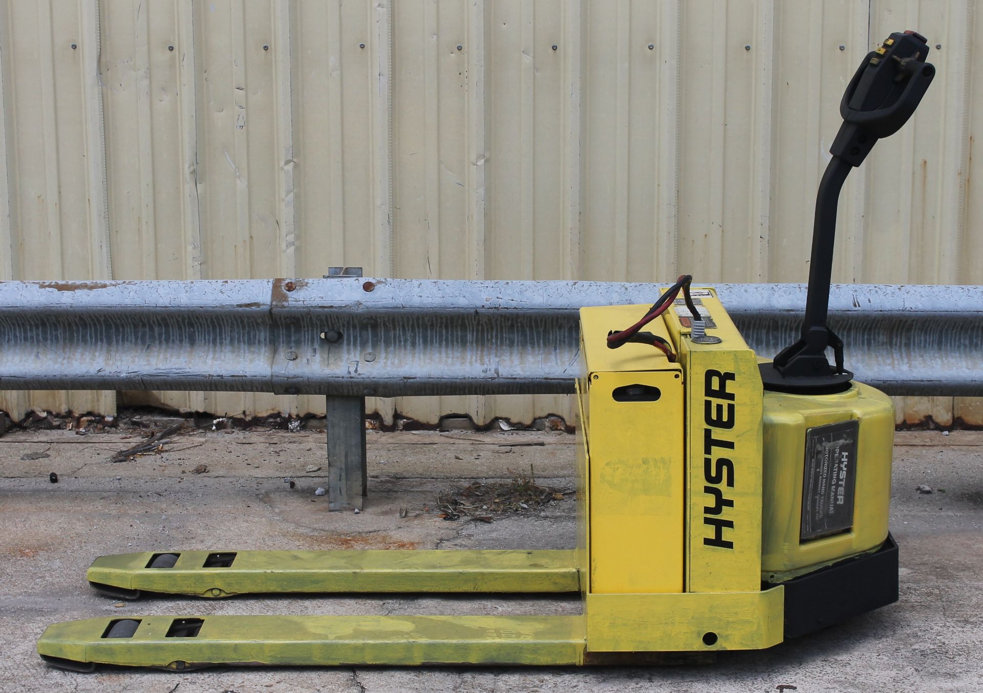 HYSTER 4500 LBS CAPACITY ELECTRIC PALLET JACK (CHECK VIDEO)