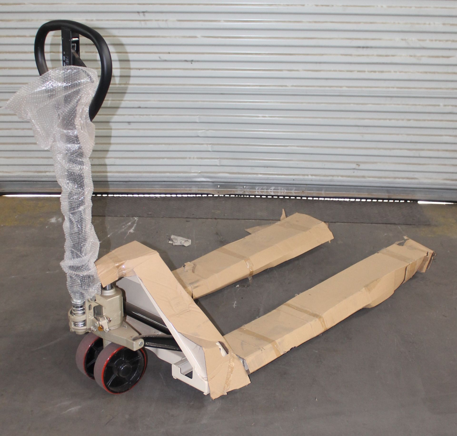 27"W X 48"L BRAND NEW PALLET JACK - Image 2 of 3