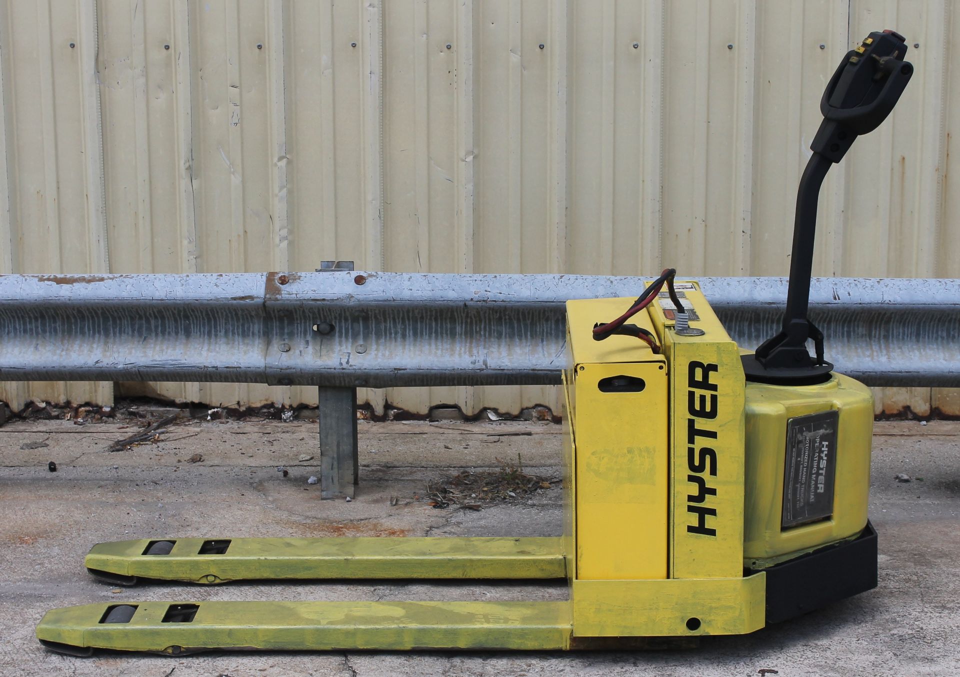HYSTER 4500 LBS CAPACITY ELECTRIC PALLET JACK (WATCH VIDEO) - Image 2 of 5