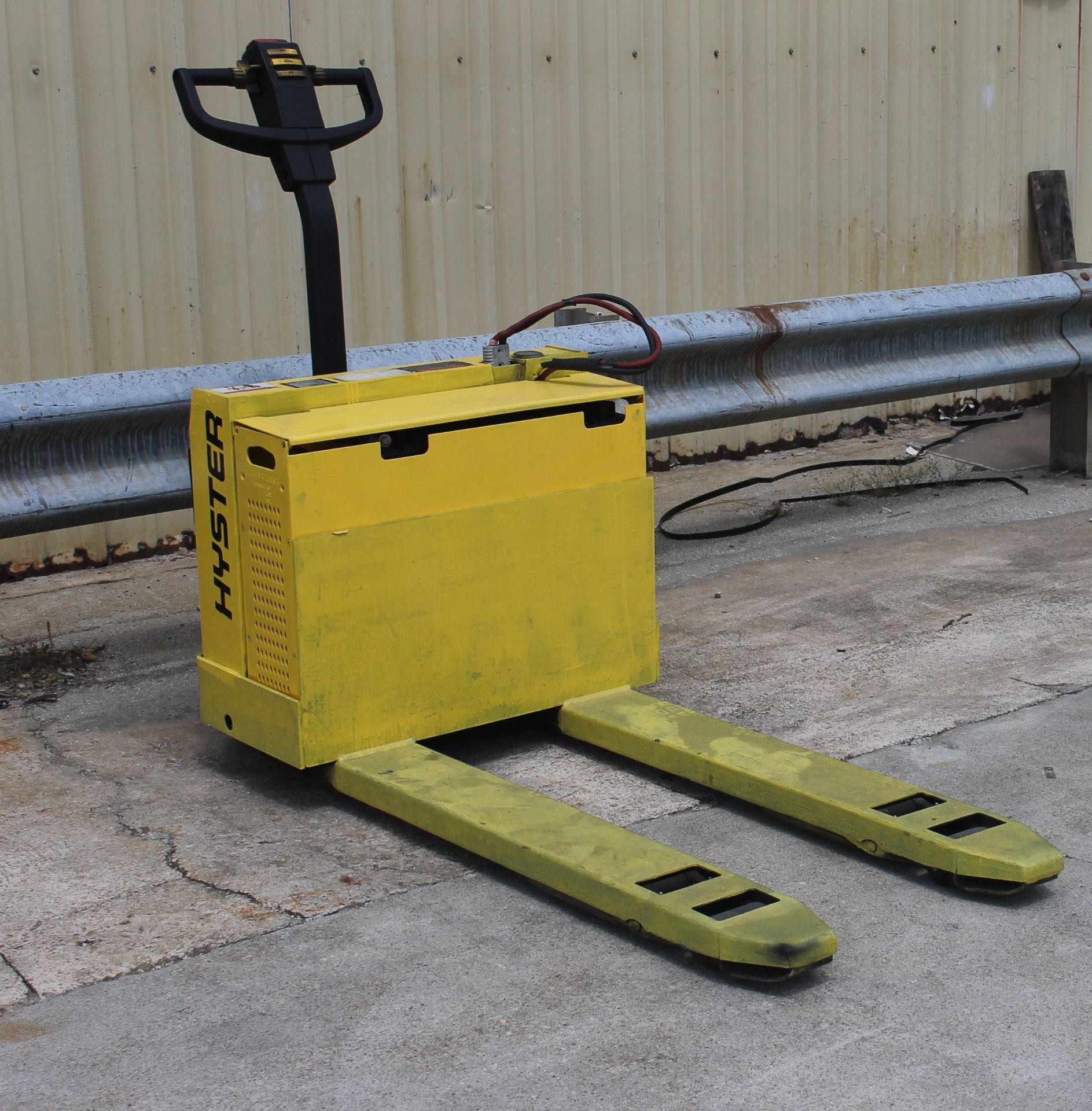 HYSTER 4500 LBS CAPACITY ELECTRIC PALLET JACK (WATCH VIDEO)