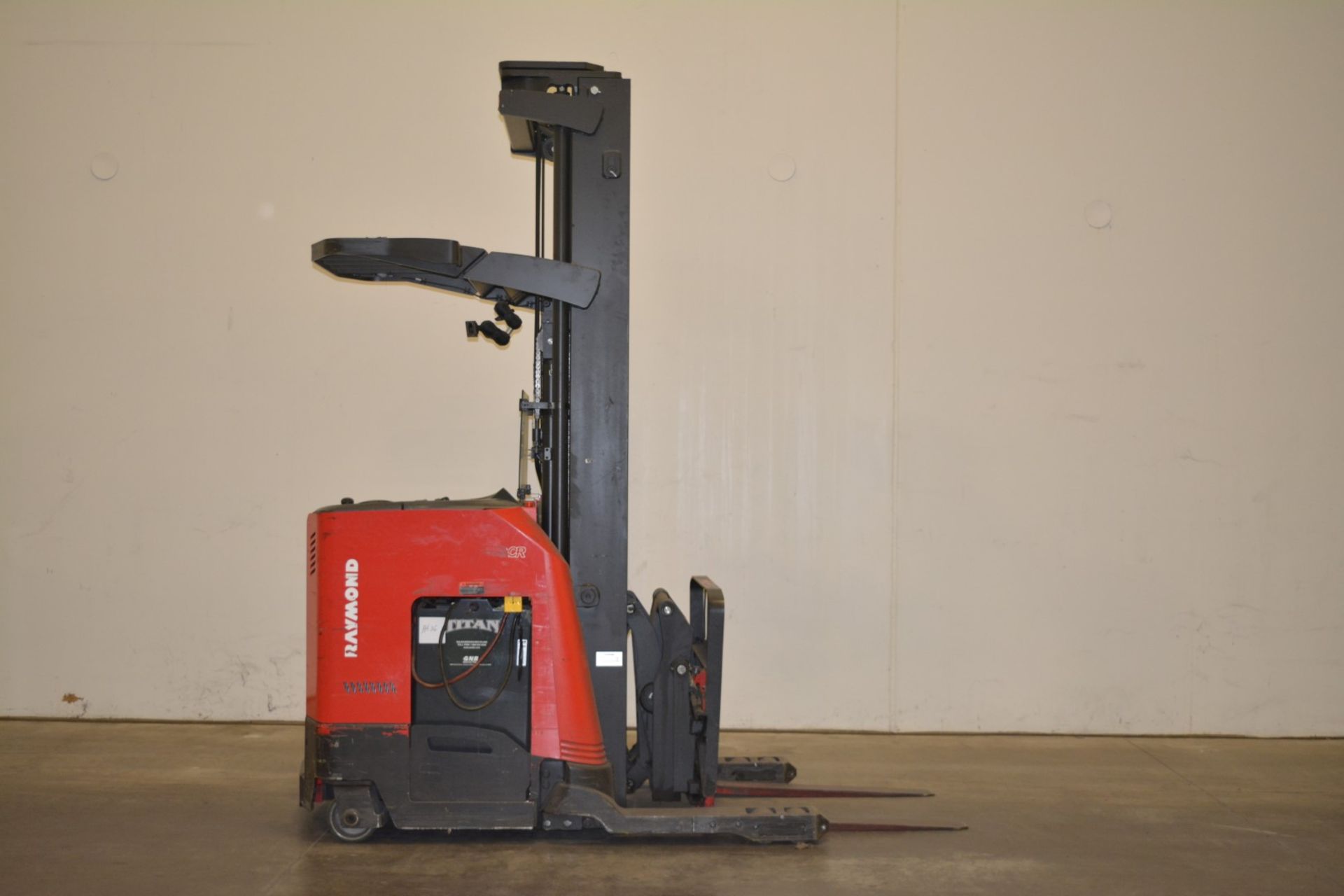 2013 RAYMOND 3200 LBS CAPACITY DOUBLE REACH-IN TRUCK/FORKLIFT. (WATCH VIDEO) - Image 5 of 6
