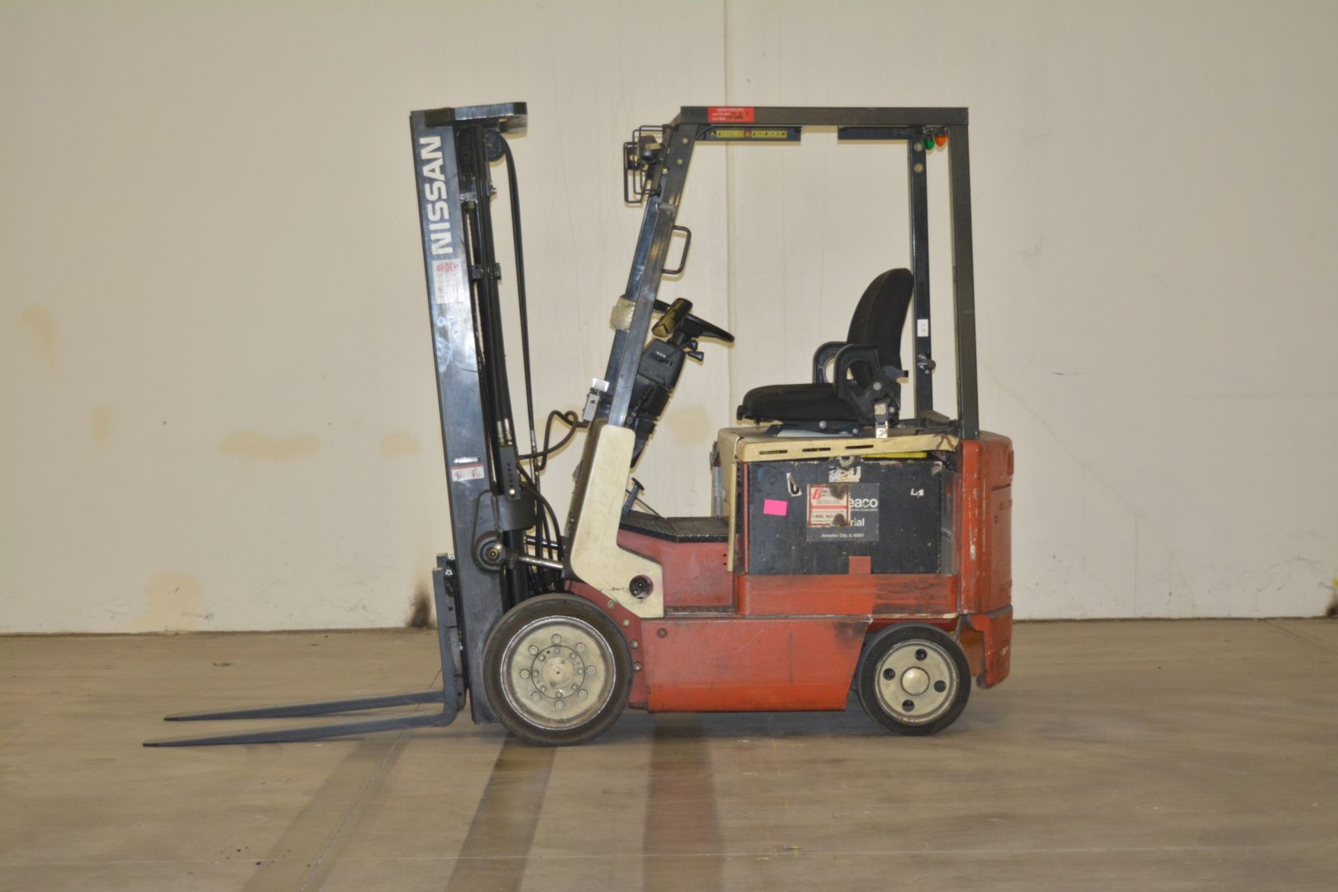 2005 NISSAN 4000 LBS CAPACITY ELECTRIC FORKLIFT, 2014 BATTERY, (WATCH VIDEO)
