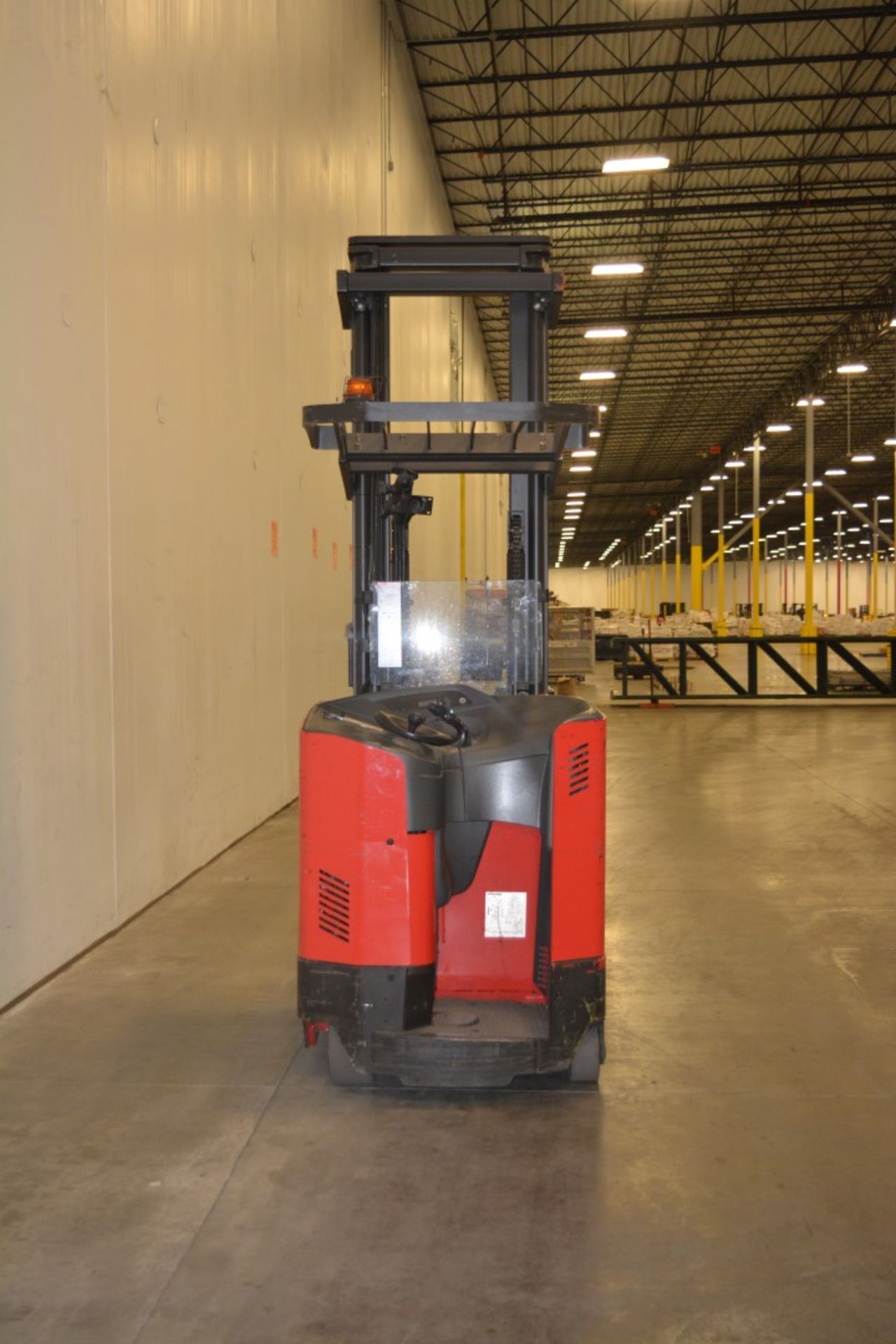 2013 RAYMOND 3200 LBS CAPACITY DOUBLE REACH-IN TRUCK/FORKLIFT. (WATCH VIDEO) - Image 4 of 6