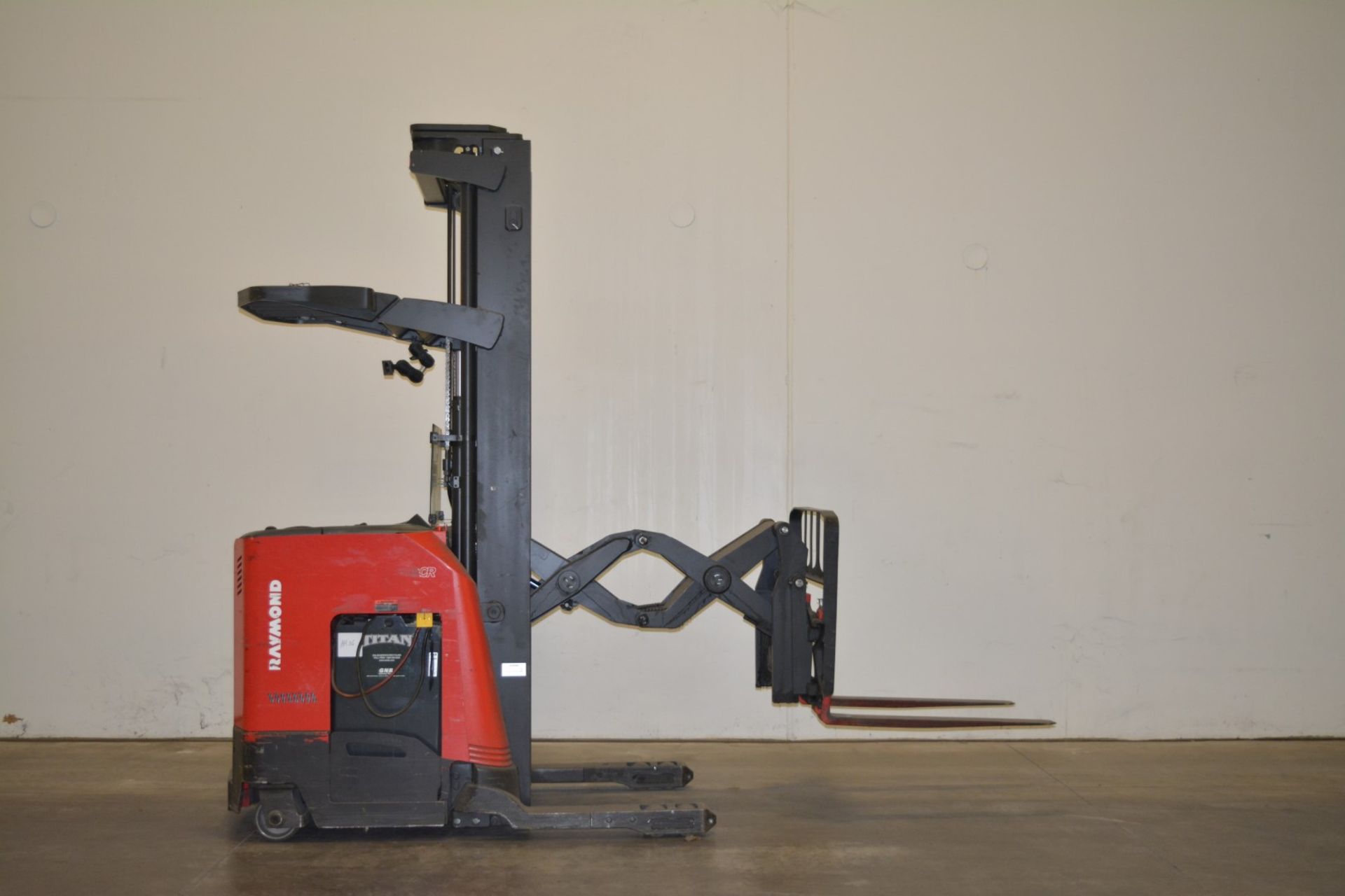 2013 RAYMOND 3200 LBS CAPACITY DOUBLE REACH-IN TRUCK/FORKLIFT. (WATCH VIDEO)