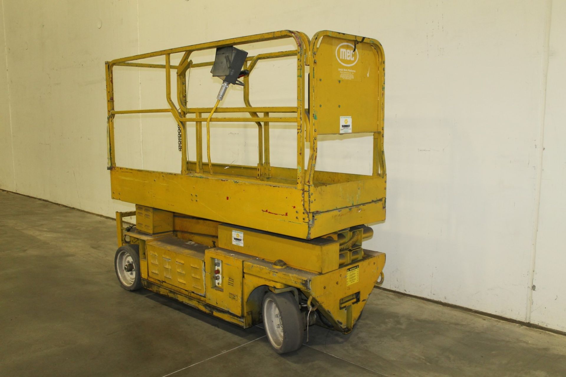 MEC 2033ES 800 LBS CAPACITY SCISSOR LIFT, (WATCH VIDEO) - Image 5 of 5