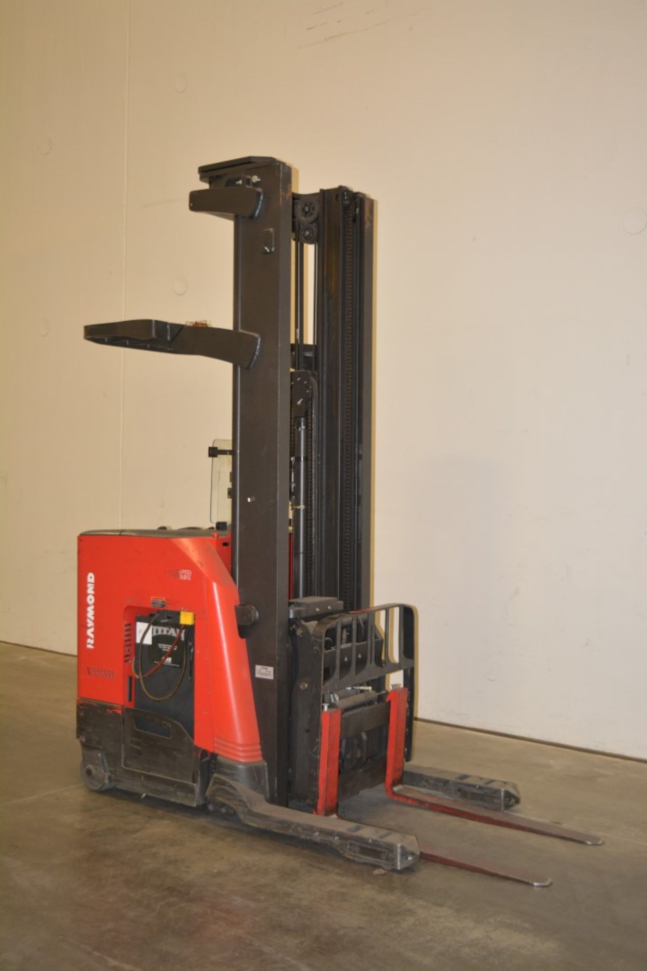 2013 RAYMOND 3200 LBS CAPACITY DOUBLE REACH-IN TRUCK/FORKLIFT. (WATCH VIDEO) - Image 2 of 6