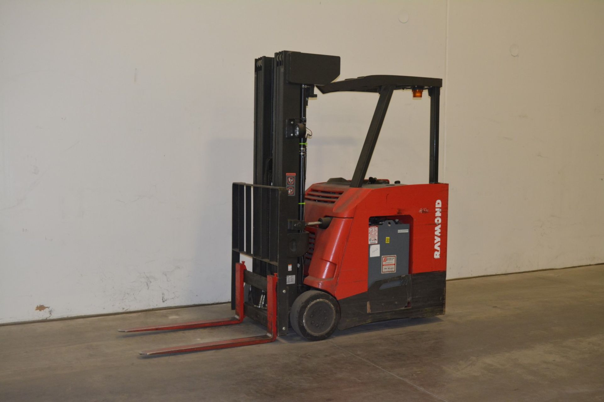 2013 RAYMOND 3500 LBS CAPACITY 4 STAGE ELECTRIC STAND UP FORKLIFT, (WATCH VIDEO)